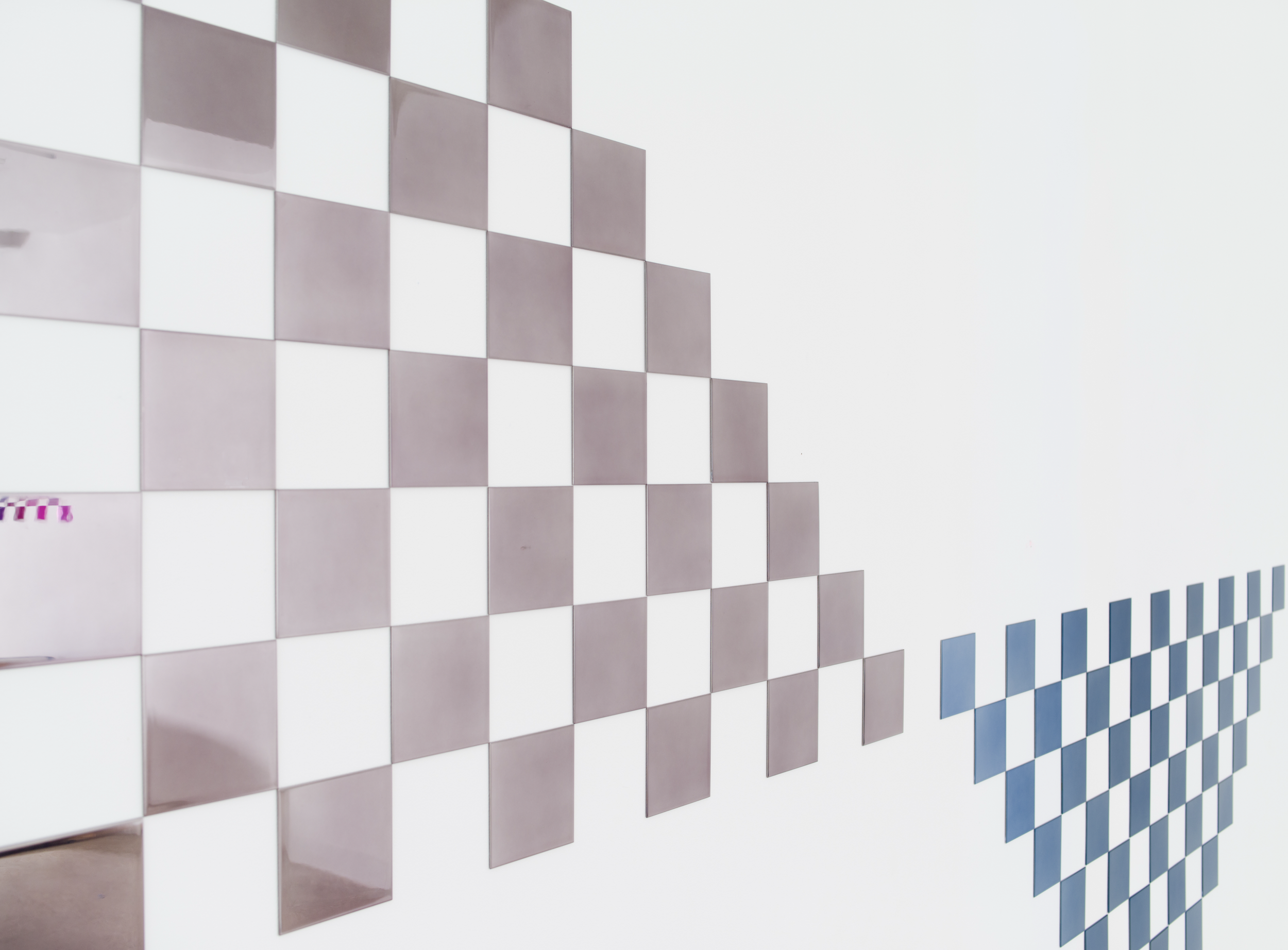 No.1107 Tiles, 2021,
Paint on mirror finish stainless steel,
170 x 350 x 0.1 cm