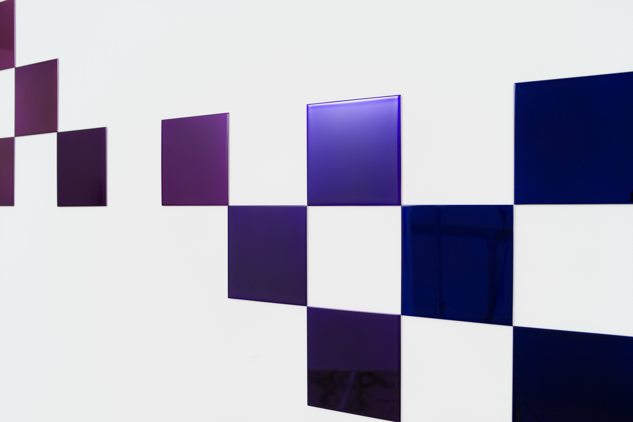 No.1085 Tiles L, 2021,
Paint on mirror finish stainless steel,
110 x 230 x 0.1 cm