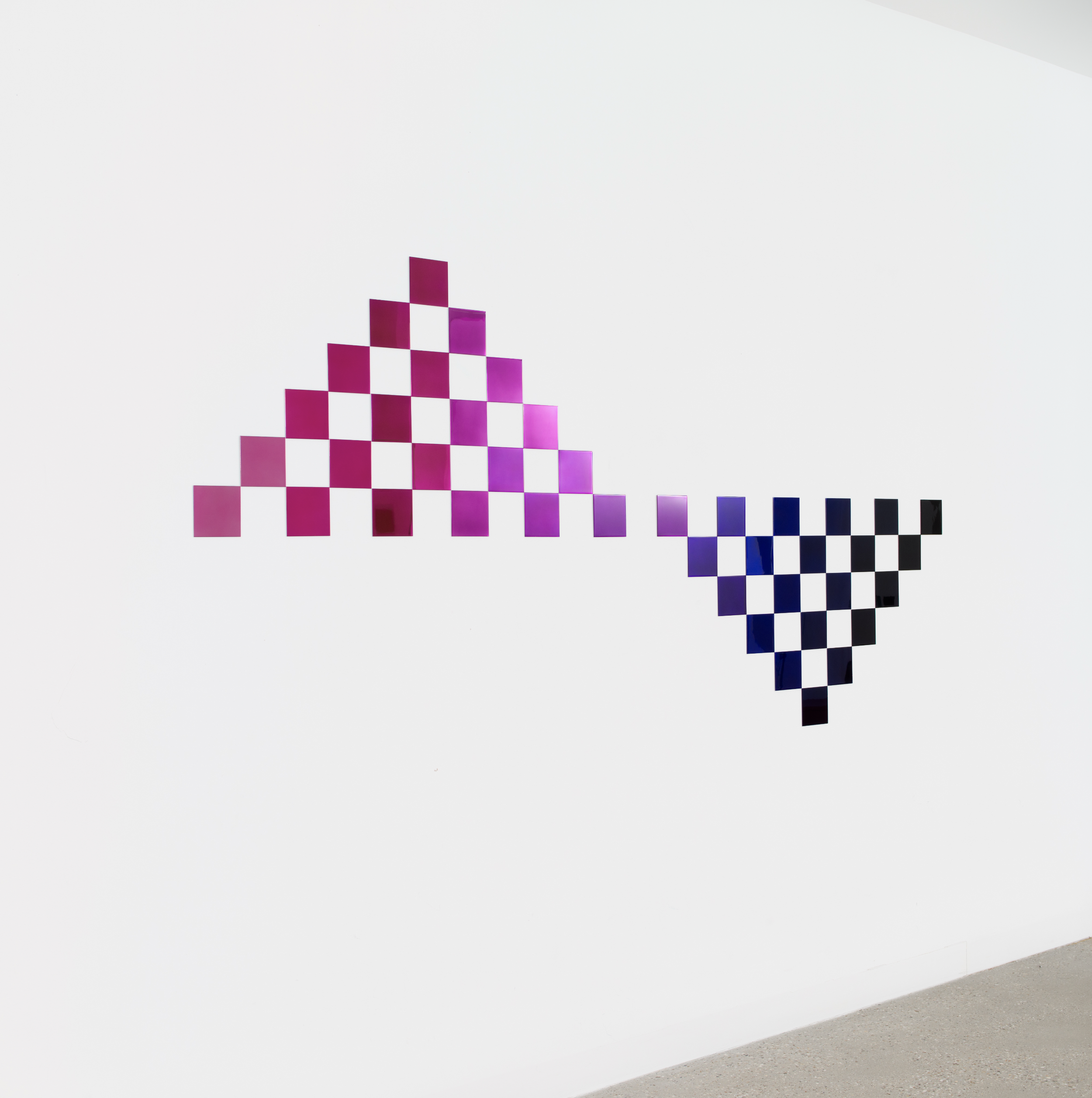 No.1085 Tiles L, 2021,
Paint on mirror finish stainless steel,
110 x 230 x 0.1 cm