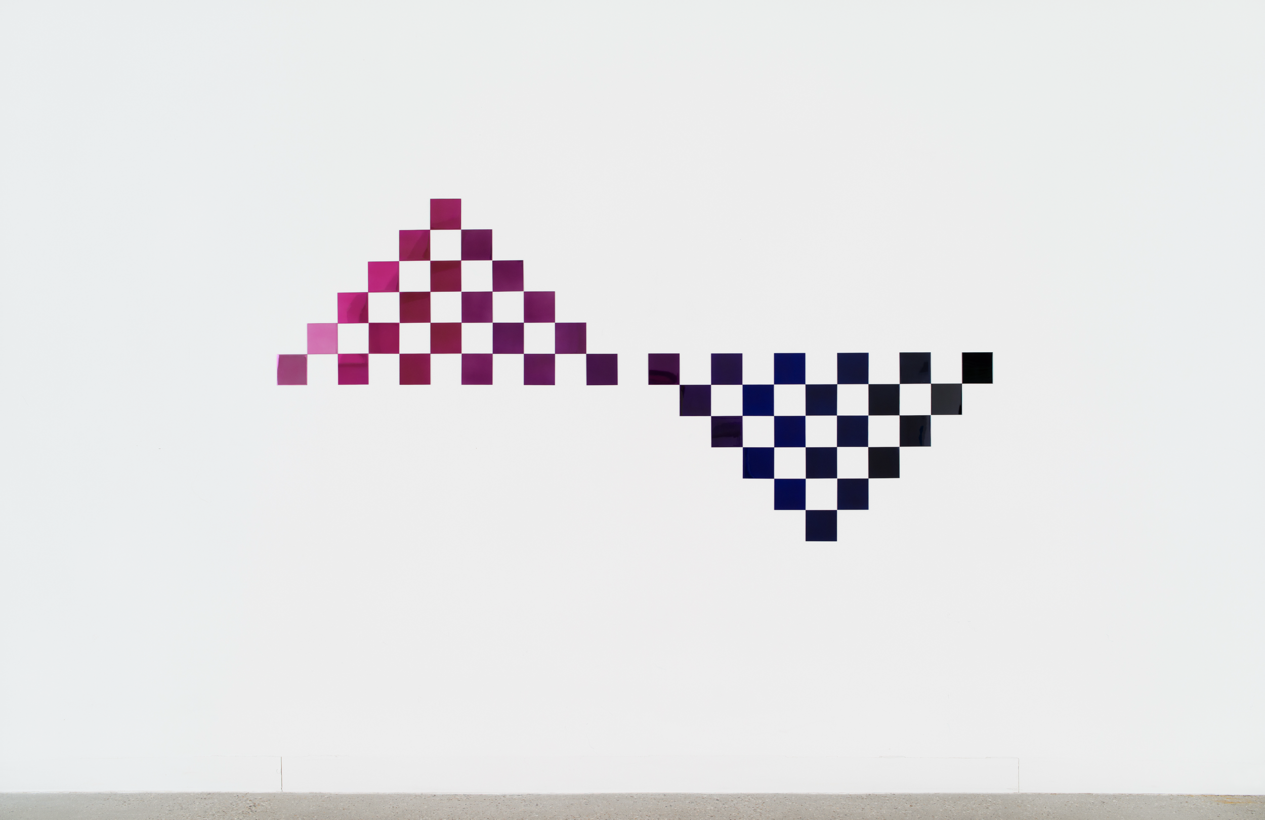 No.1085 Tiles L, 2021,
Paint on mirror finish stainless steel,
110 x 230 x 0.1 cm