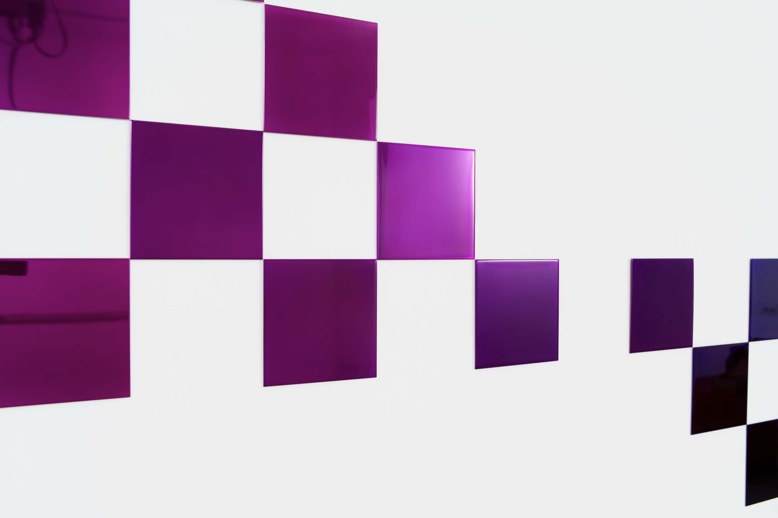 No.1085 Tiles L, 2021,
Paint on mirror finish stainless steel,
110 x 230 x 0.1 cm