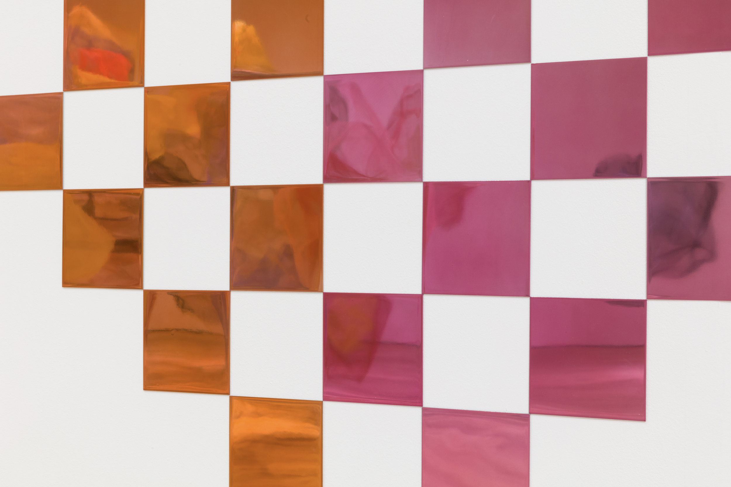 No.1086 Tiles L, 2021,
Paint on mirror finish stainless steel,
140 x 650 x 0.1 cm