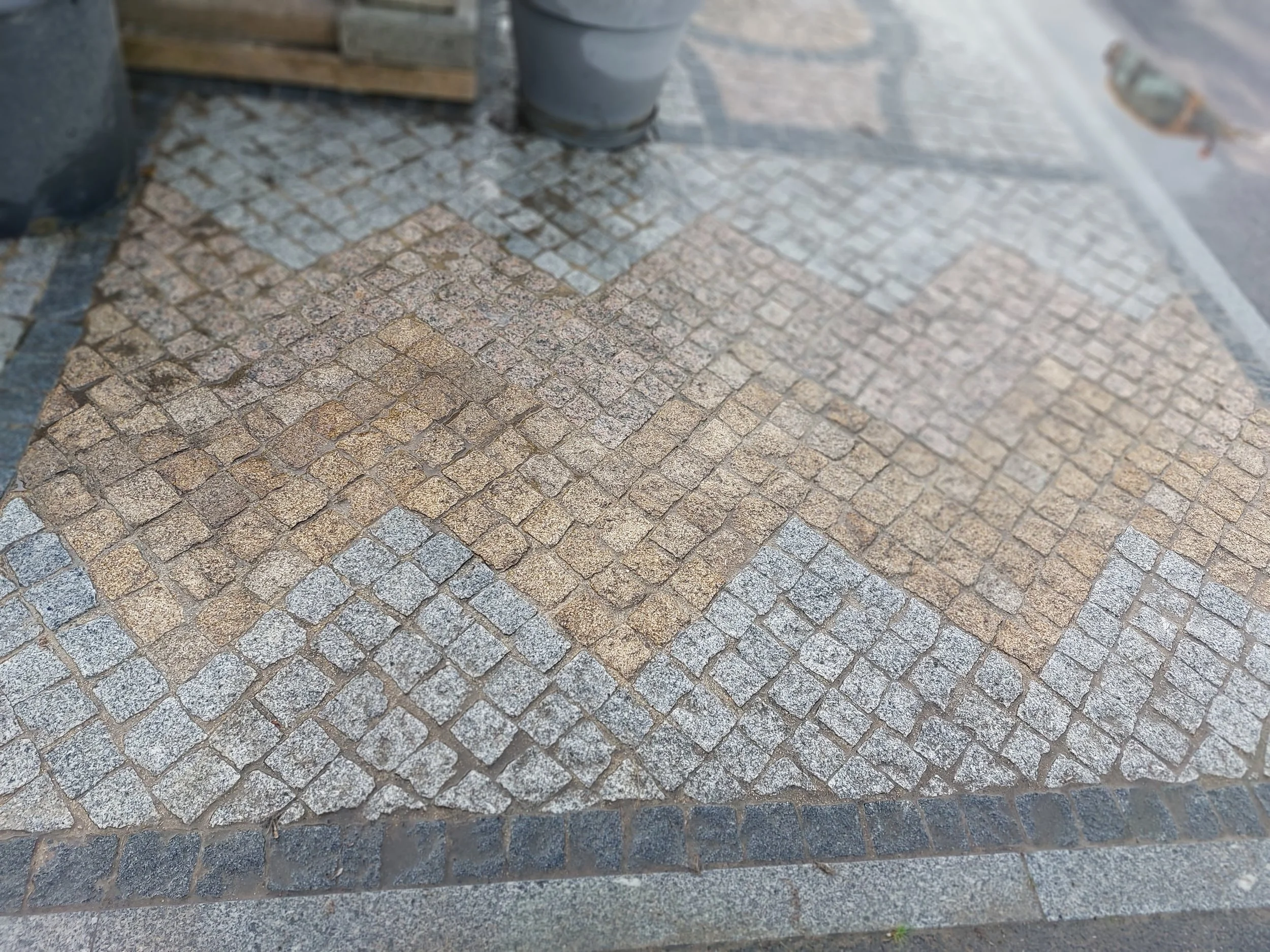 → Pavés en granites roses et gris, et en Schiste noir