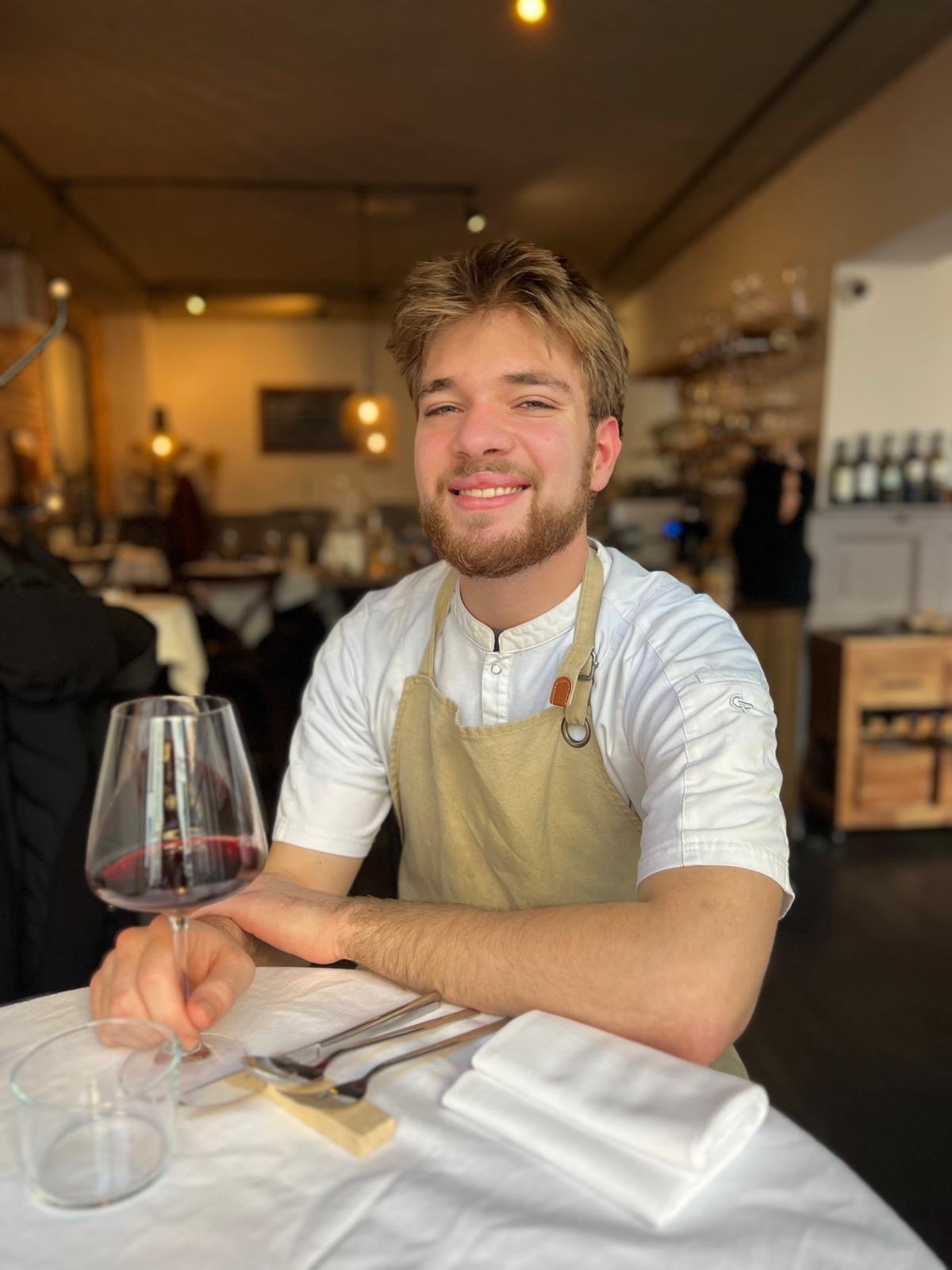 Mido, onze collega in de keuken met een gedeelde passie: hij houdt enorm van goed eten en waardeert een goed glas wijn