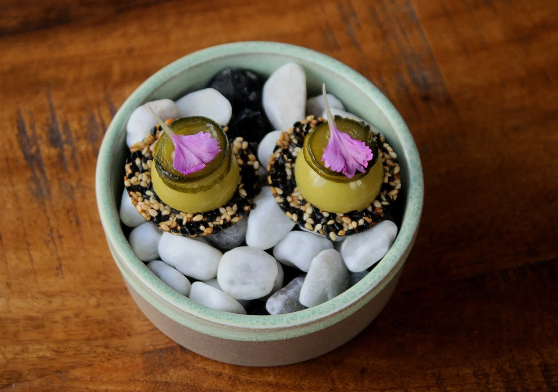 Amuse: krokante sesam koekje, cremeux van Thaise kruiden en ingelegde jalapeño 