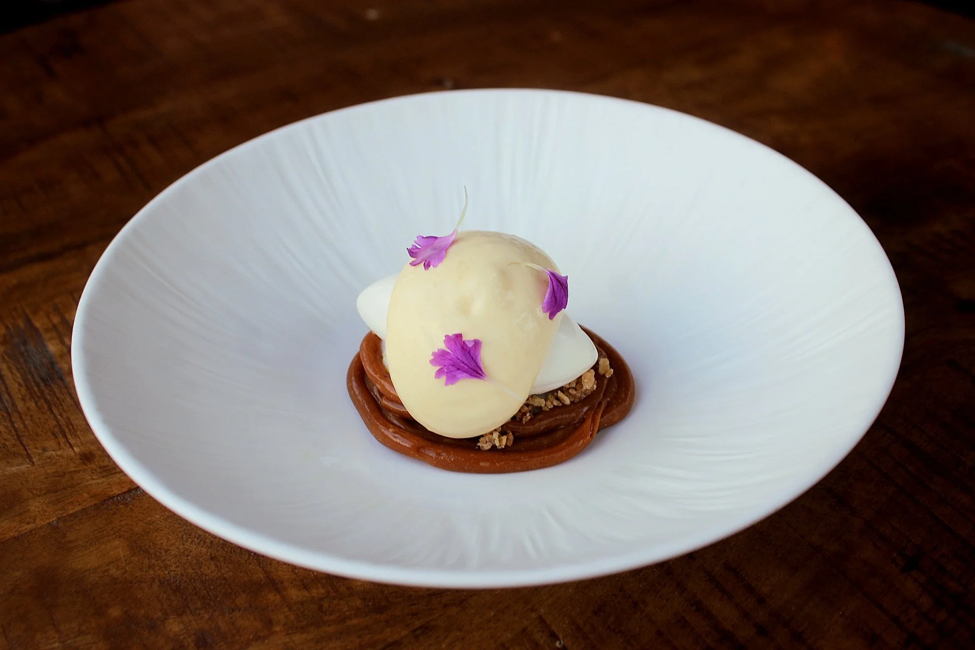 Dessert van sticky rice, karamel van rooibosthee, ijs van kokos en sabayon van yuzu