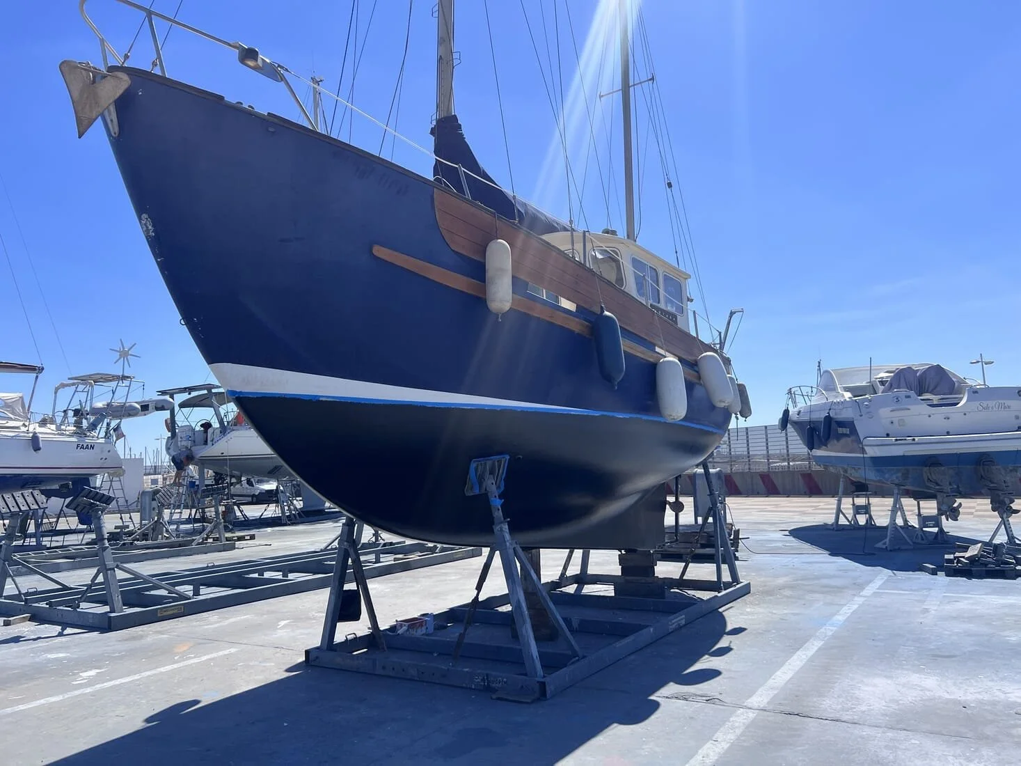 Décapage antifouling par aérogommage et peinture voilier Fischer 30, port de Fos-sur-Mer