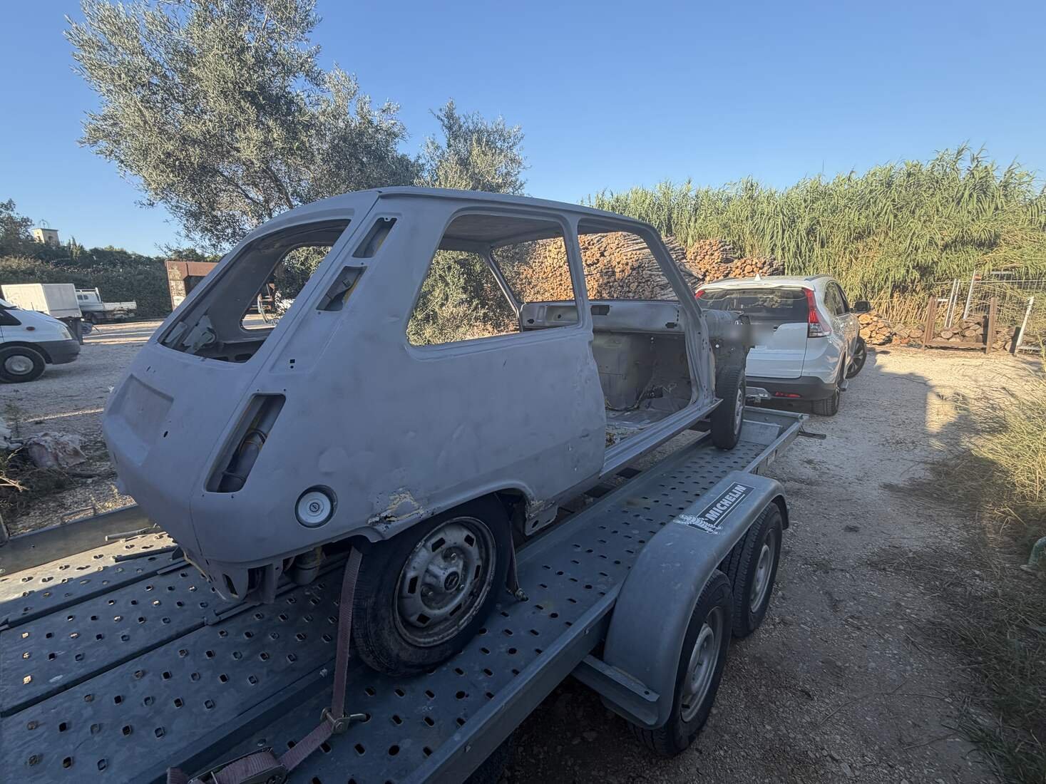 Renault 5 trois-quarts avant après aérogommage de la caisse à Vitrolles