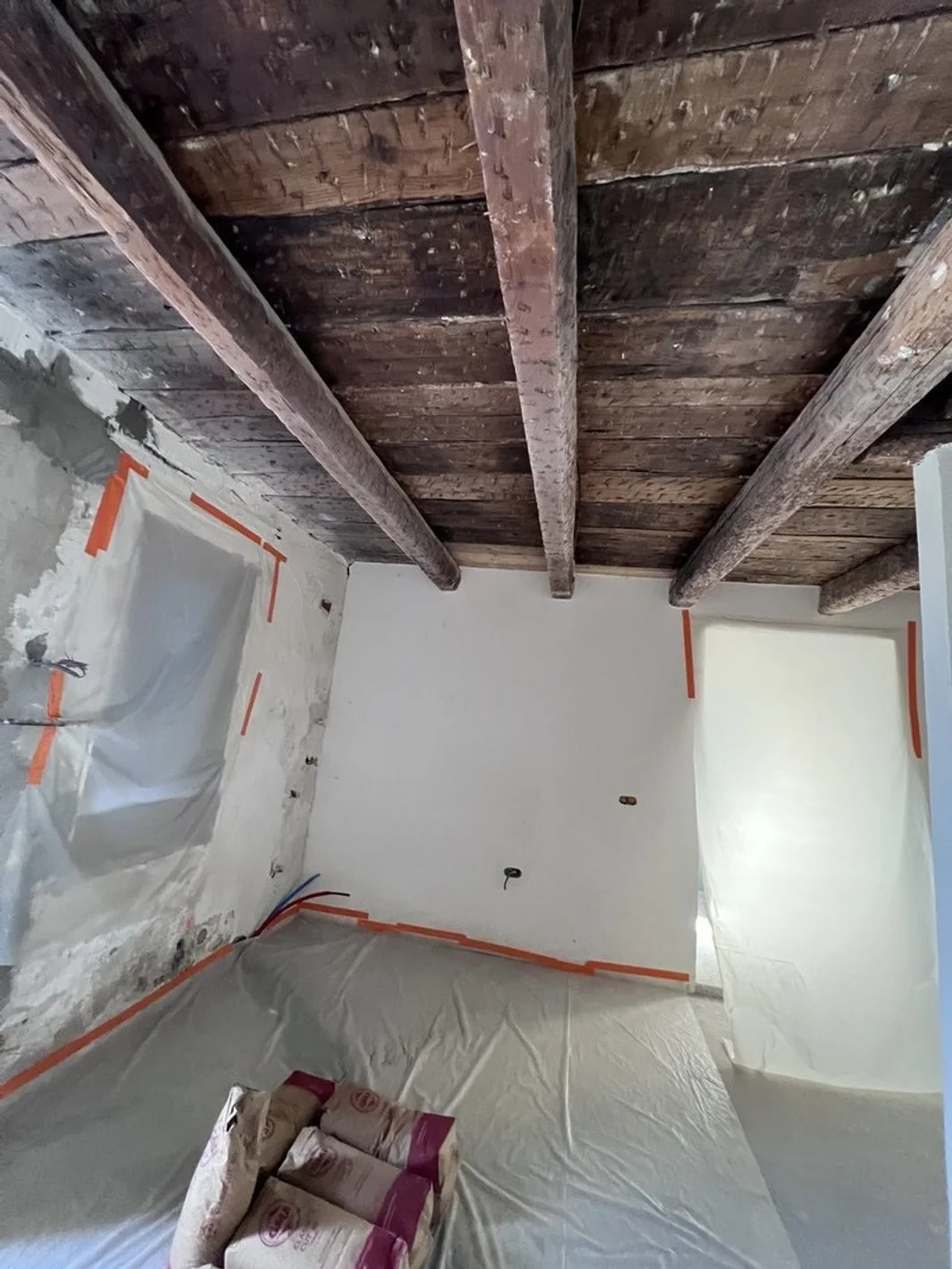Sablage d'un plafond et de poutres en bois — Couleurs Azur