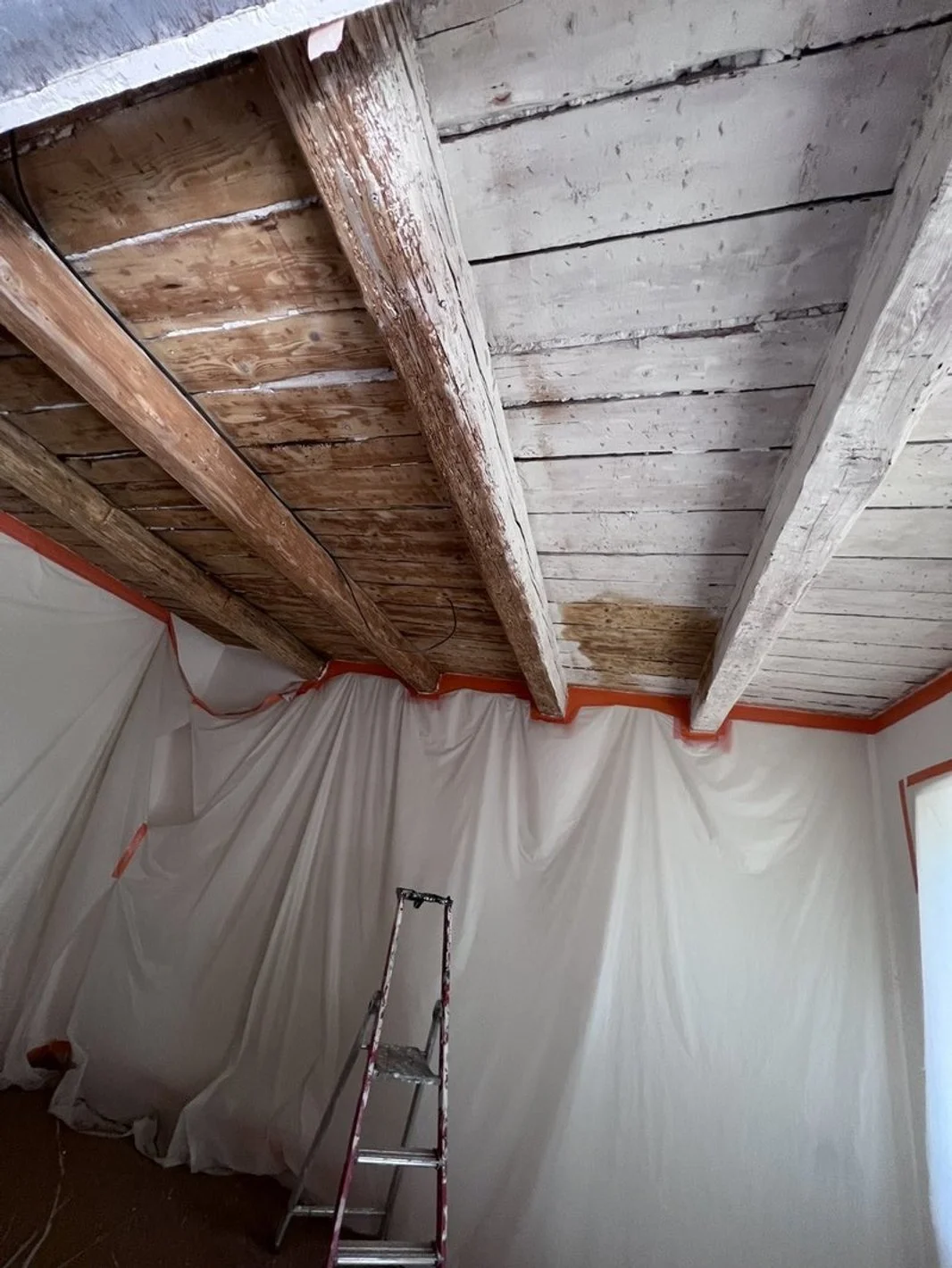 Sablage d'un plafond et de poutres en bois — Couleurs Azur