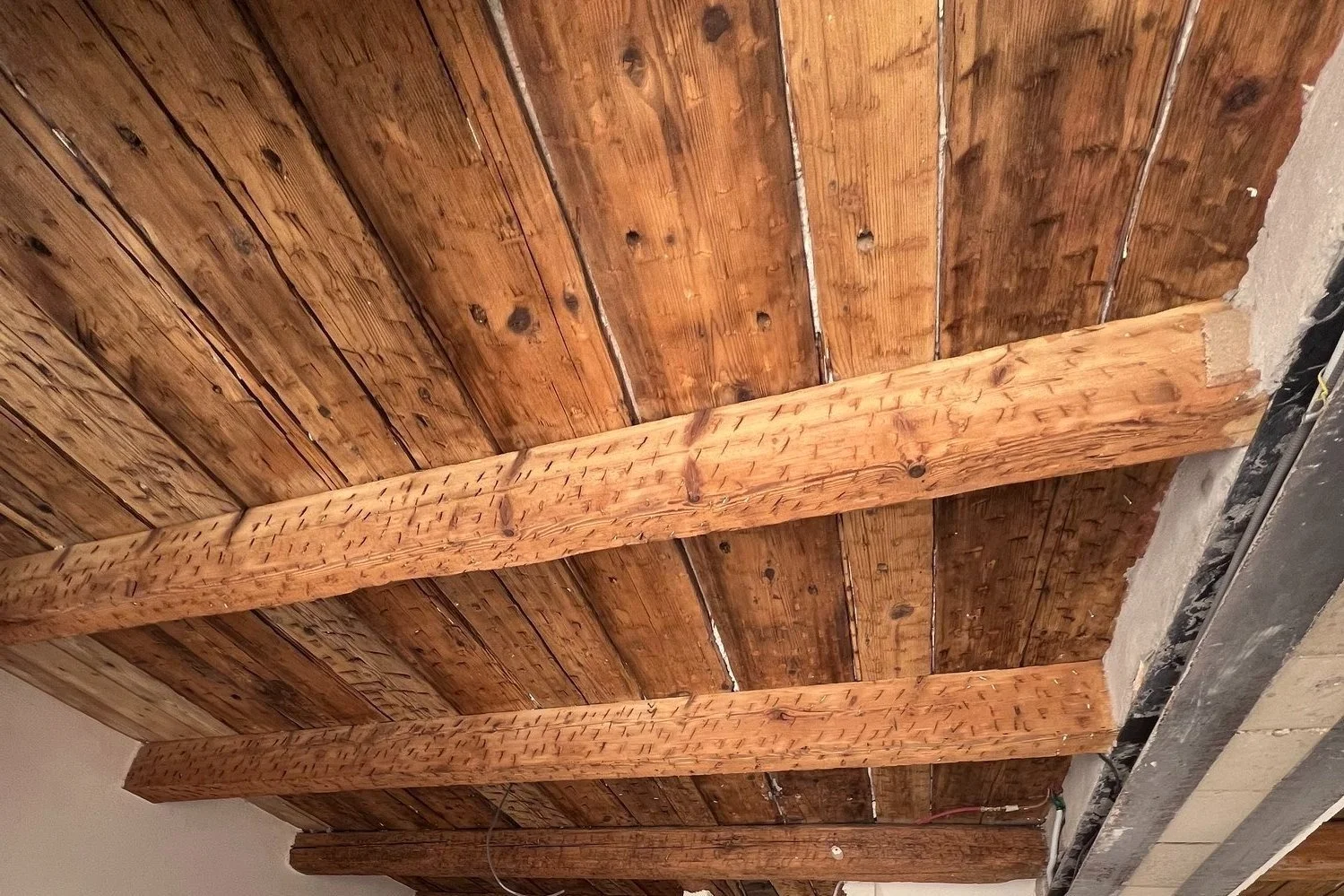Sablage d'un plafond et de poutres en bois — Couleurs Azur