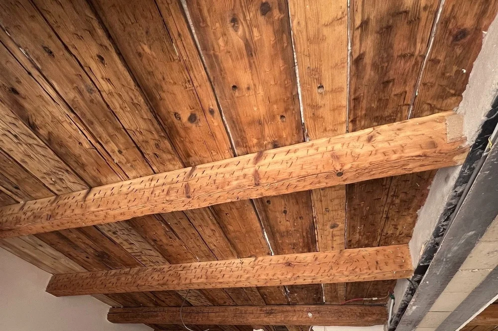 Sablage d'un plafond et de poutres en bois — Couleurs Azur