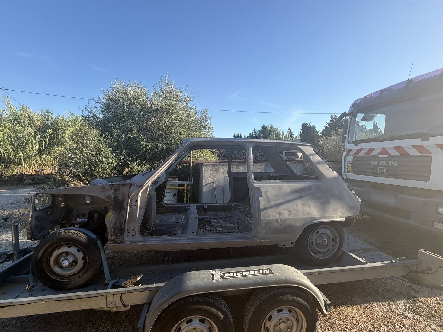 Renault 5 profil après aérogommage de la caisse à Vitrolles