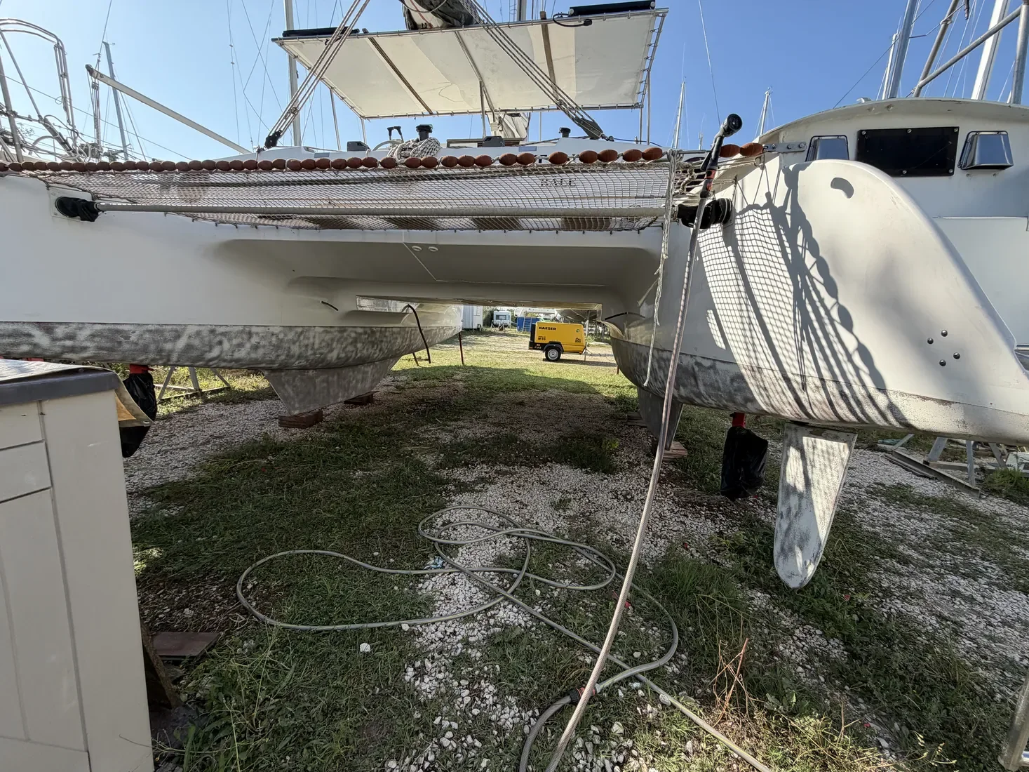 Coques décapées d'un catamaran polyester après aérogommage antifouling à Port-Saint-Louis-du-Rhône