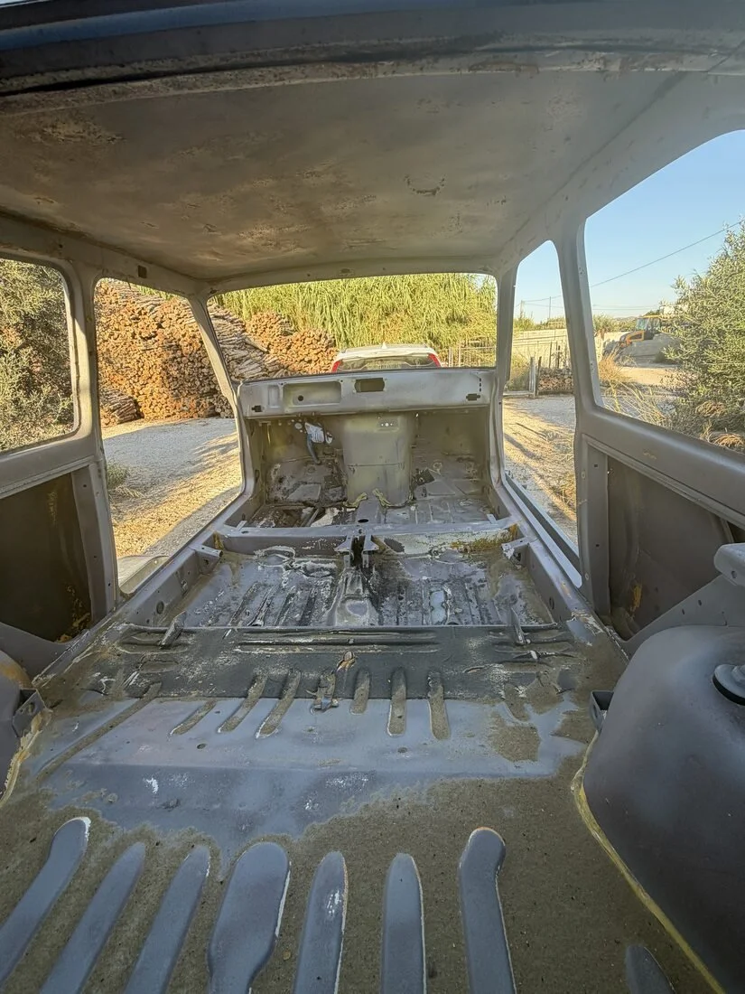 Intérieur de l'habitacle de la Renault 5 après aérogommage à Vitrolles