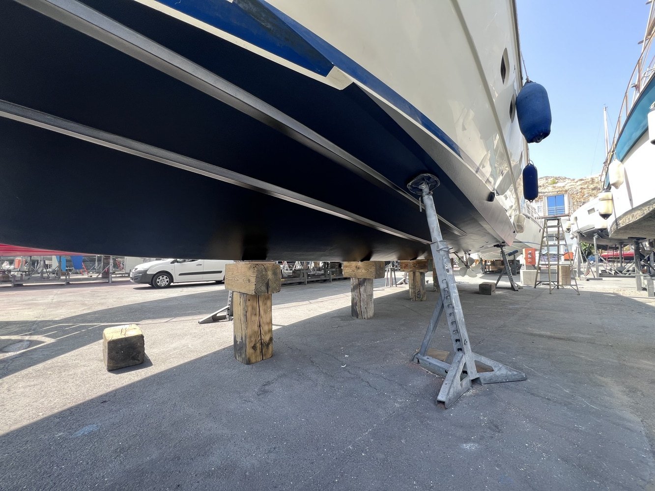 Décapage antifouling par aérogommage sur yacht Ferretti 480 au port de Corbières