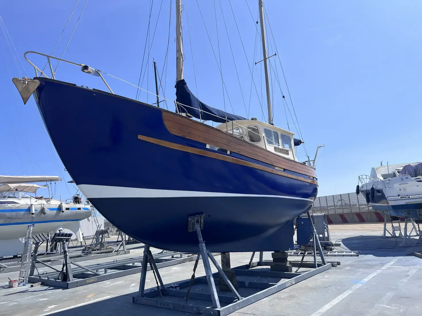 Décapage antifouling par aérogommage et peinture voilier Fischer 30, port de Fos-sur-Mer