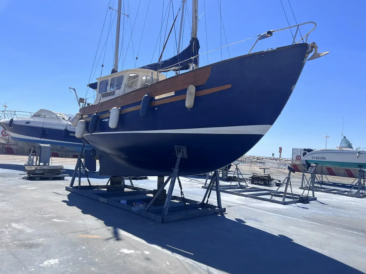 Décapage antifouling par aérogommage et peinture voilier Fischer 30, port de Fos-sur-Mer