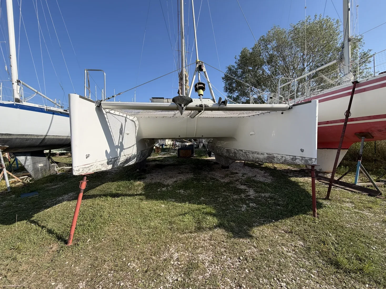 Catamaran vu de face après aérogommage des œuvres vives à Port-Saint-Louis-du-Rhône