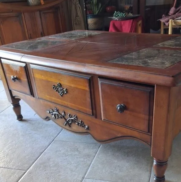 Table basse en bois vernis foncé avant aérogommage à Carry-le-Rouet