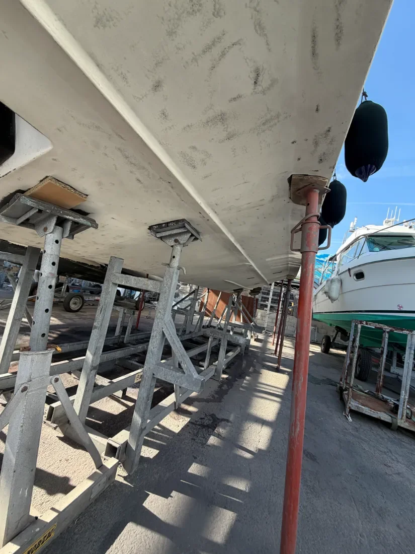 Aérogommage antifouling yacht Jeanneau Leader 40, port de la Pointe Rouge, Marseille 