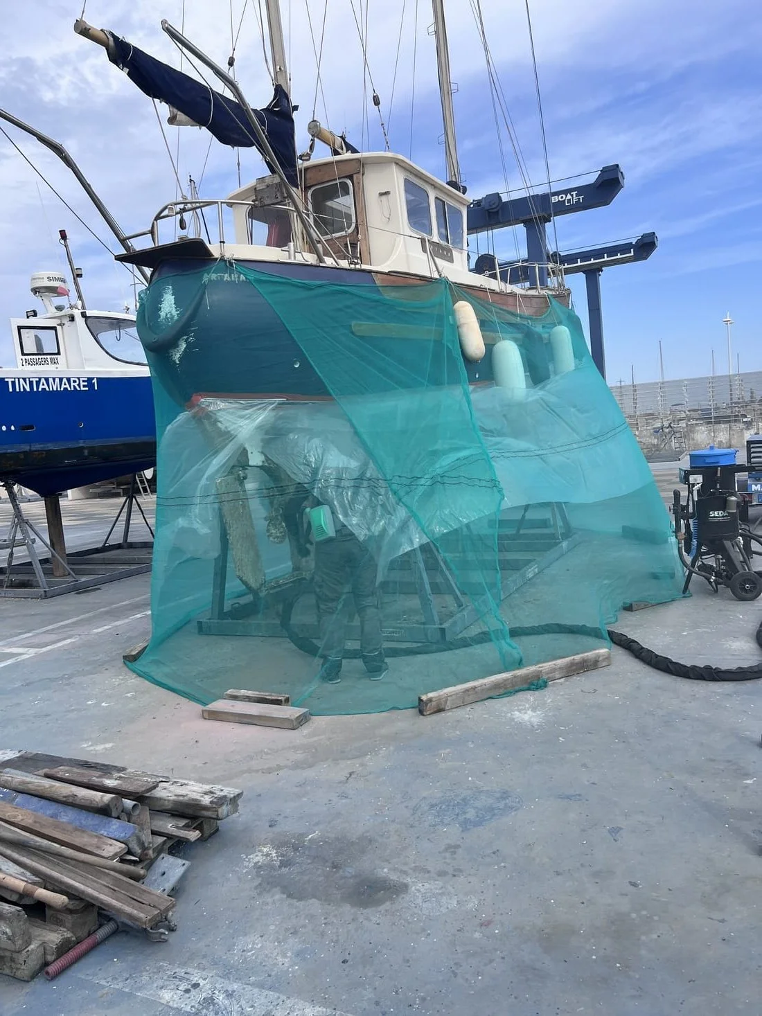 Décapage antifouling par aérogommage et peinture voilier Fischer 30, port de Fos-sur-Mer