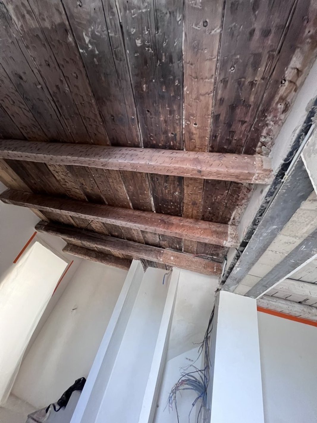 Sablage d'un plafond et de poutres en bois — Couleurs Azur