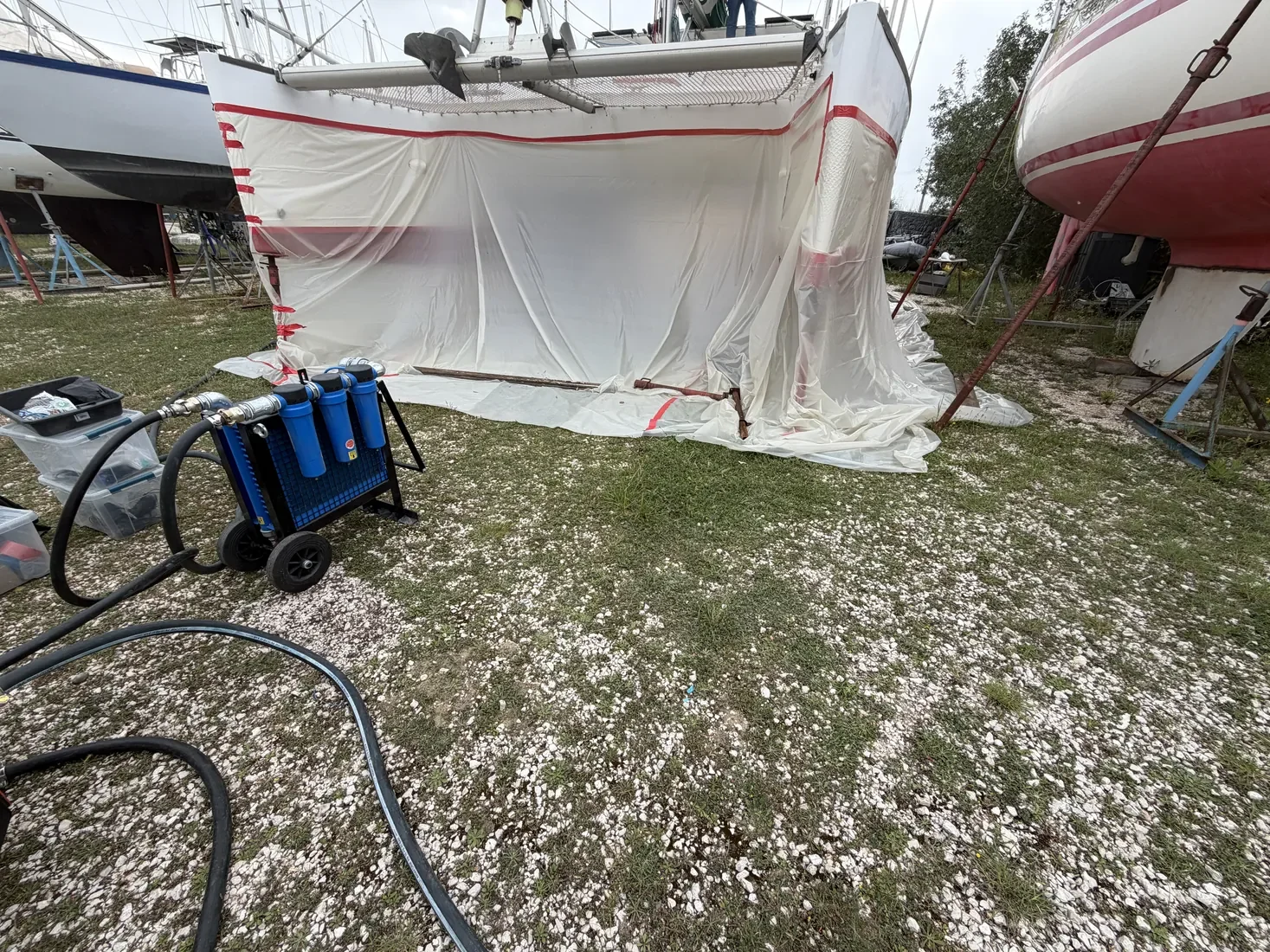 Encapsulage du catamaran et matériel d'aérogommage sur la place à sec de Port Navy Service