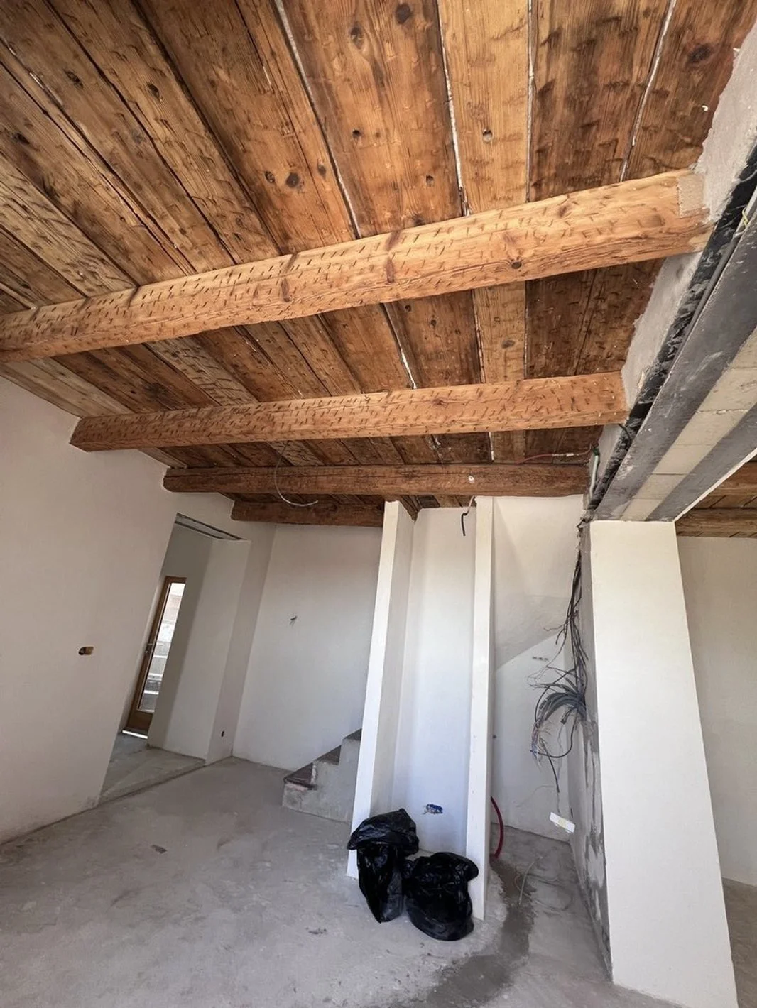 Sablage d'un plafond et de poutres en bois — Couleurs Azur