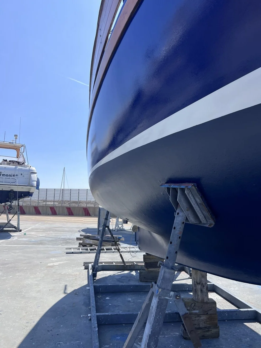 Décapage antifouling par aérogommage et peinture voilier Fischer 30, port de Fos-sur-Mer