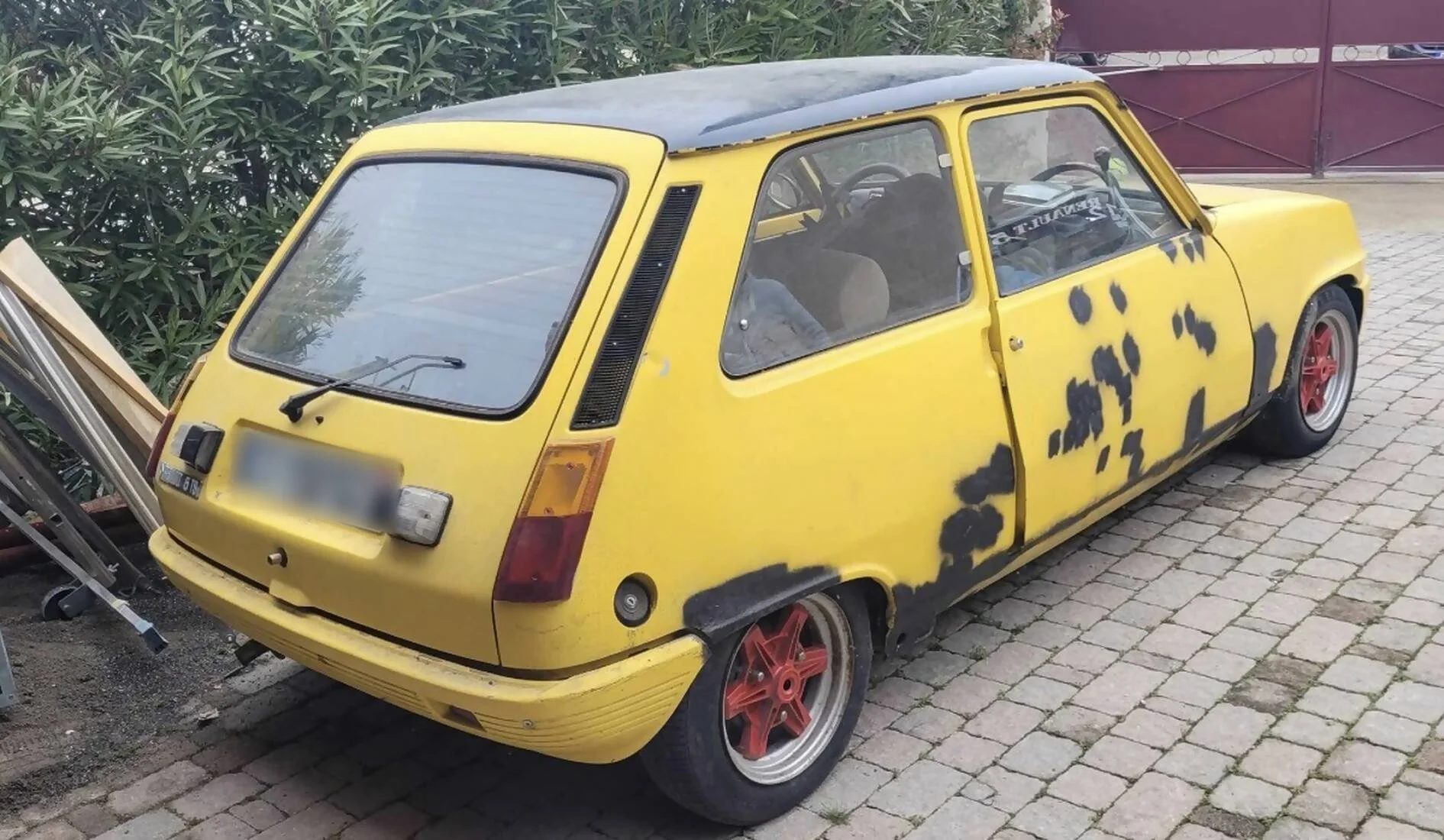 Renault 5 jaune avant aérogommage à Vitrolles