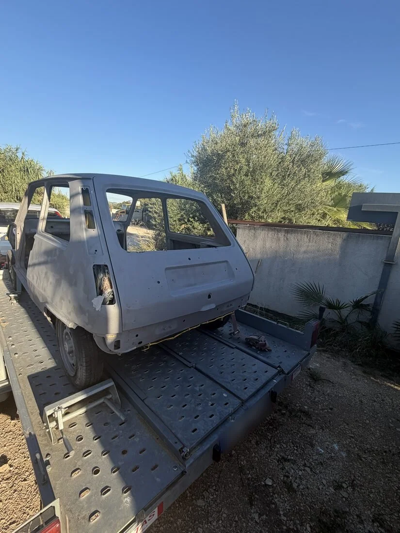 Renault 5 trois-quarts arrière après aérogommage de la caisse à Vitrolles