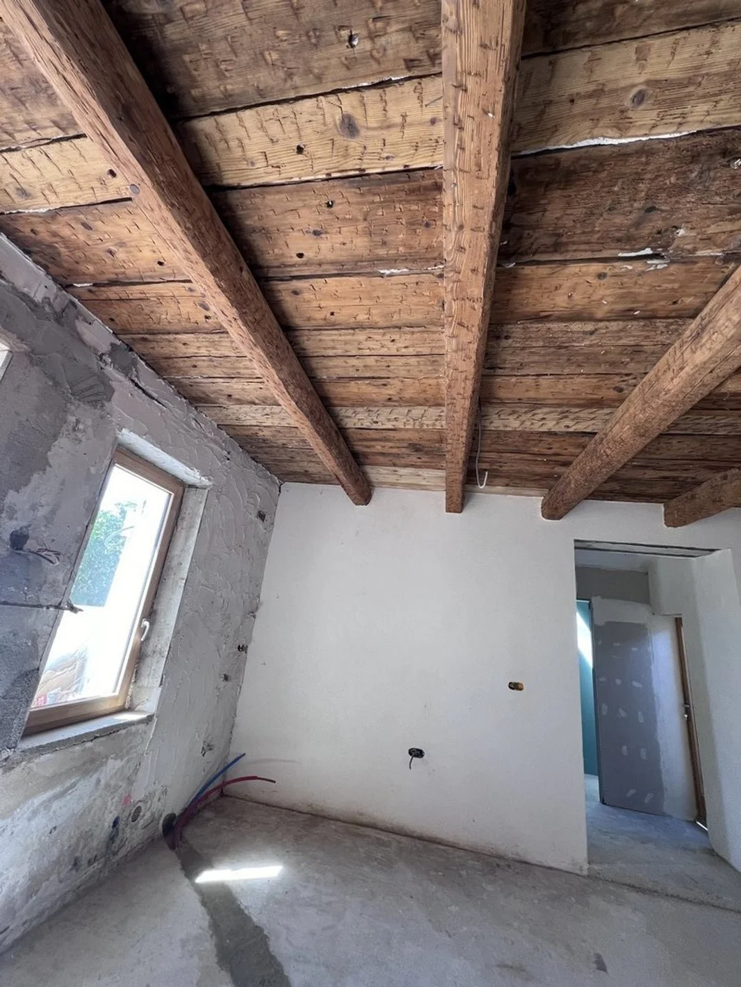 Sablage d'un plafond et de poutres en bois — Couleurs Azur