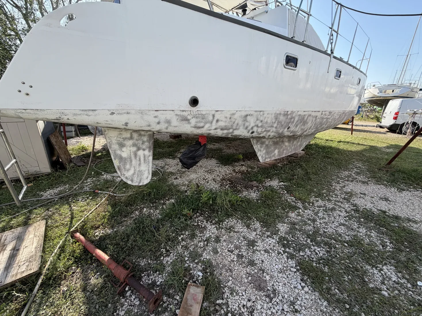 Décapage antifouling par aérogommage sur quille et safran de catamaran à Port Navy Service