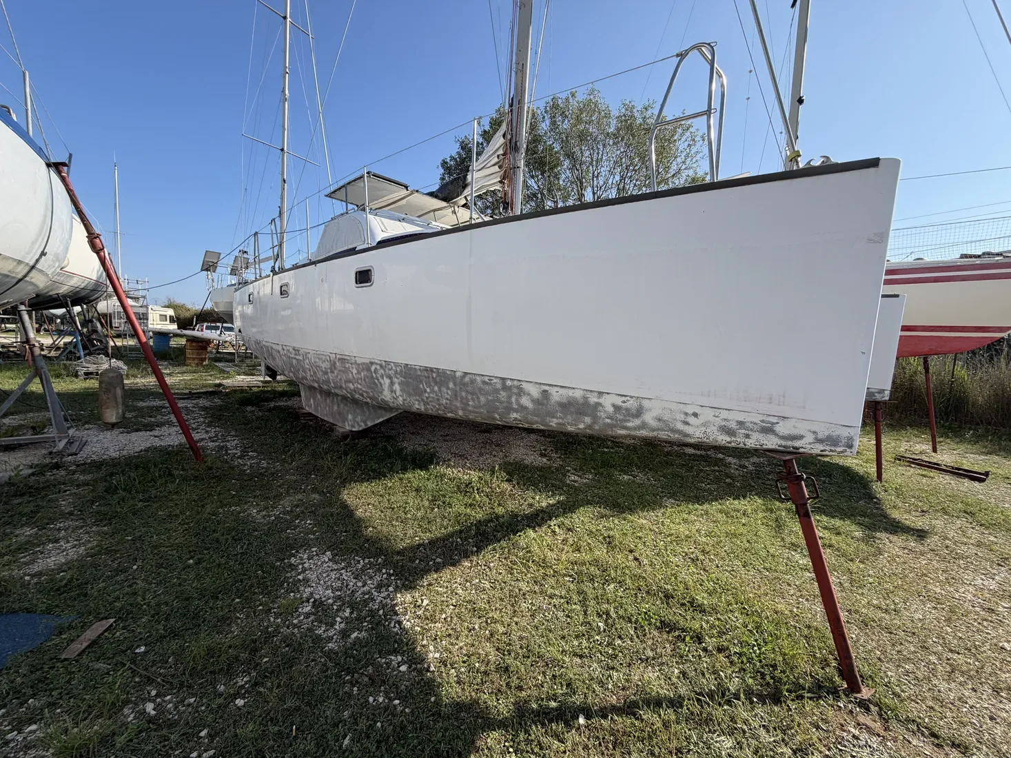 Coque tribord de catamaran polyester après décapage antifouling par aérogommage