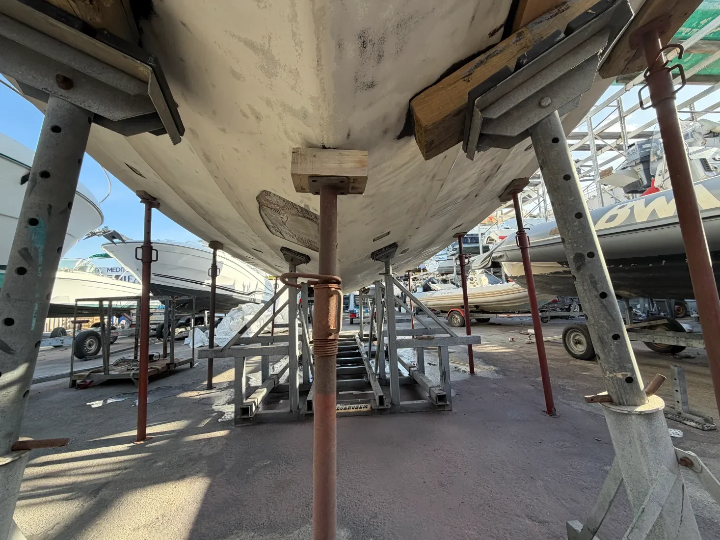 Aérogommage antifouling yacht Jeanneau Leader 40, port de la Pointe Rouge, Marseille 