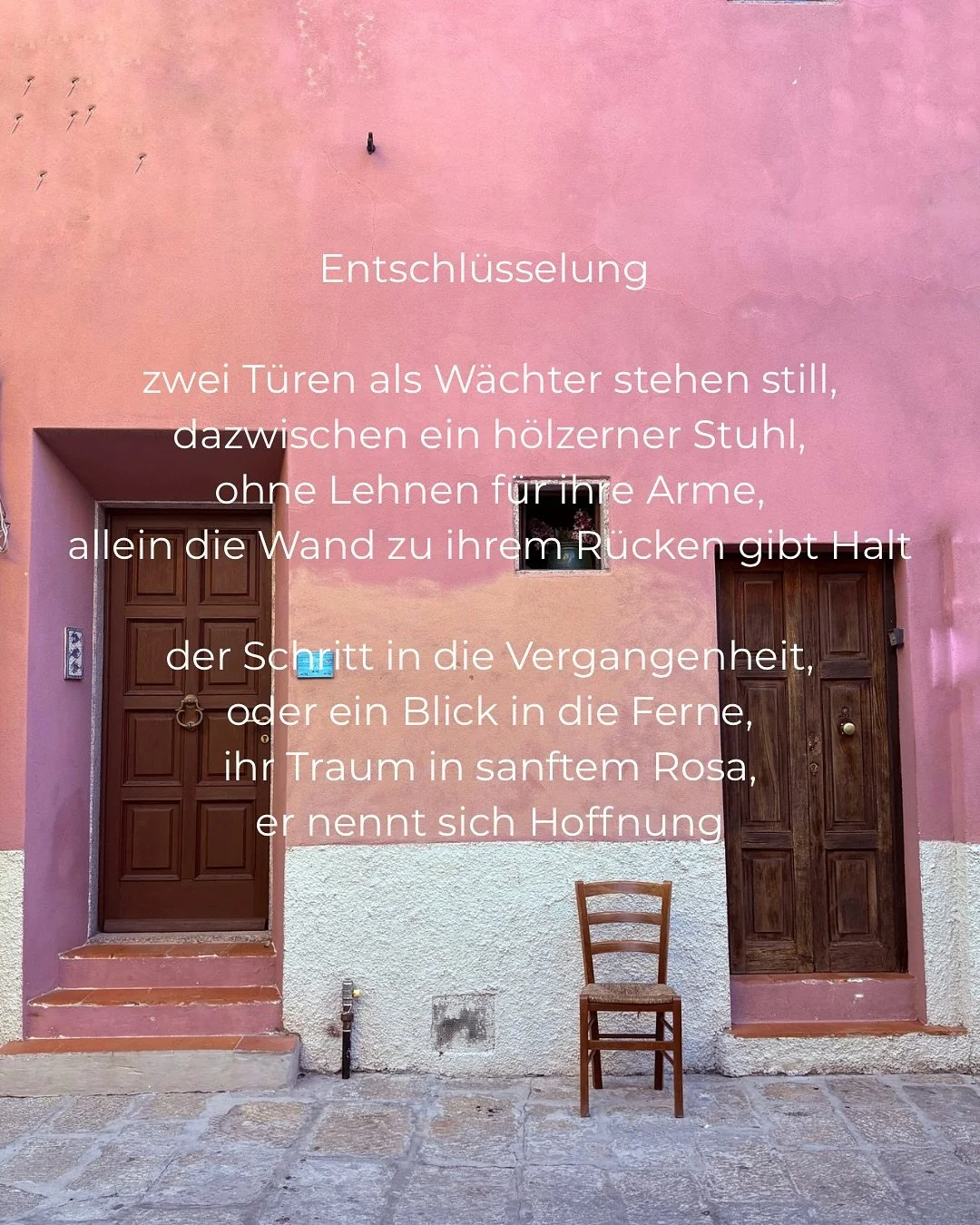 💭 Manchmal stehen wir an einer Weggabelung, gefangen zwischen Erinnerungen und Tr&auml;umen. Dieses Gedicht erkundet die Stille und die Kraft des Augenblicks &hellip; 

Was macht dieses Bild mit euch? 

Habt es gut 🤍
Eure Isabel 

Entschl&uuml;ssel