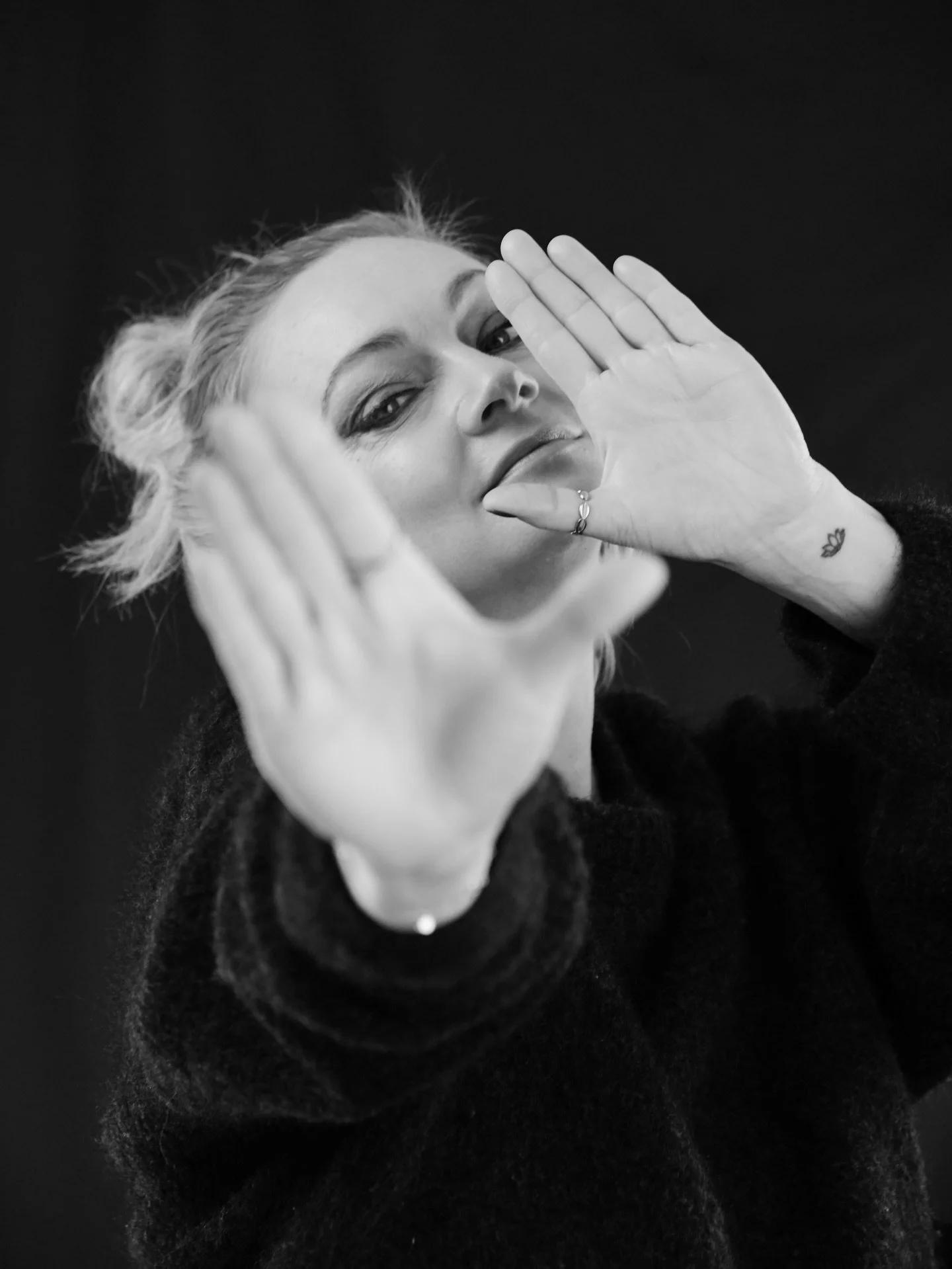 Der Welt ist es gleichg&uuml;ltig, welcher Tag heute ist. Sie geht ihren Weg fort. Sie dreht sich um die Sonne. Das ist ihre Aufgabe. Sie schenkt uns Tag und Nacht. Sie hat uns einen Platz geschenkt. Machen wir was Sch&ouml;nes draus &hellip; 

Only 