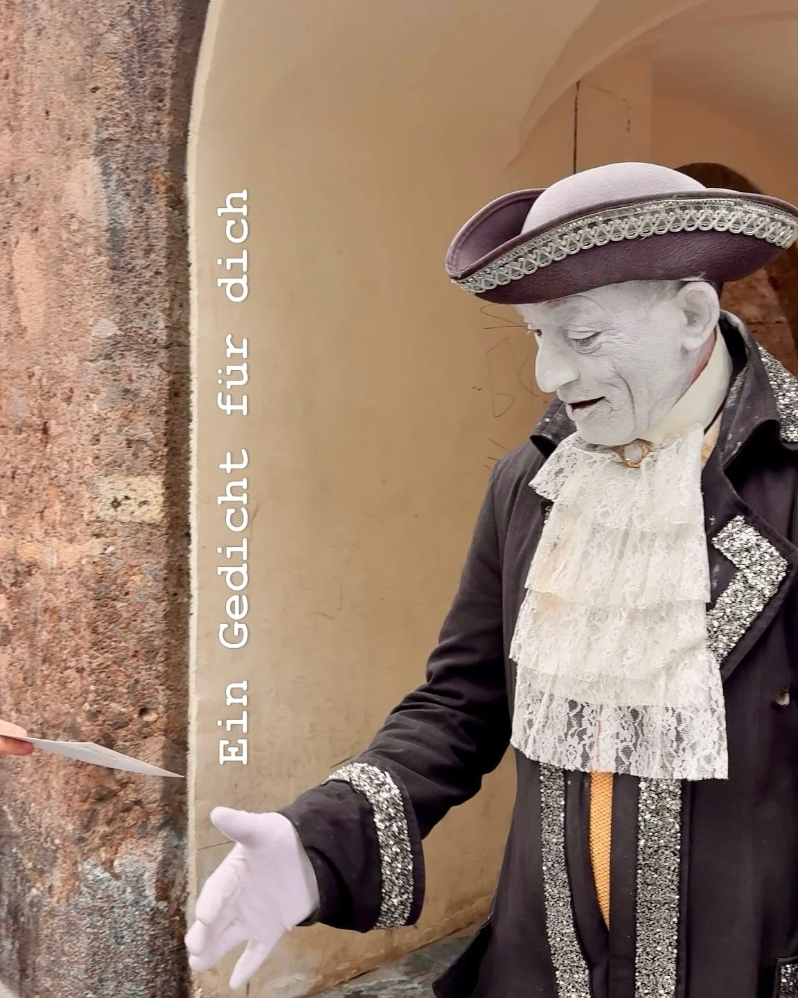 🪶 Die Tiroler Lyrik ging auf Reisen, am Welttag der Poesie in Innsbruck. Wir - die IG Autorinnen Autoren - haben in der Innenstadt Innsbrucks Gedichte verteilt, damit sie neues Herzland finden. 

Lyrik kann eine Umarmung sein. 

Von Herzen f&uuml;r 