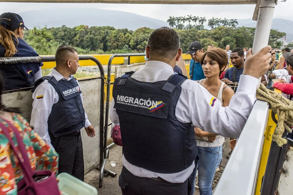 COLOMBIA 2018. Venezuelan migration crisis at the Simón Bolívar International Bridge.

18 April 2018. Simón Bolívar International Bridge, Cúcuta, Norte de Santander, Colombia. Officers of Colombia's Migración Colombia agency (Ministerio de Relaciones