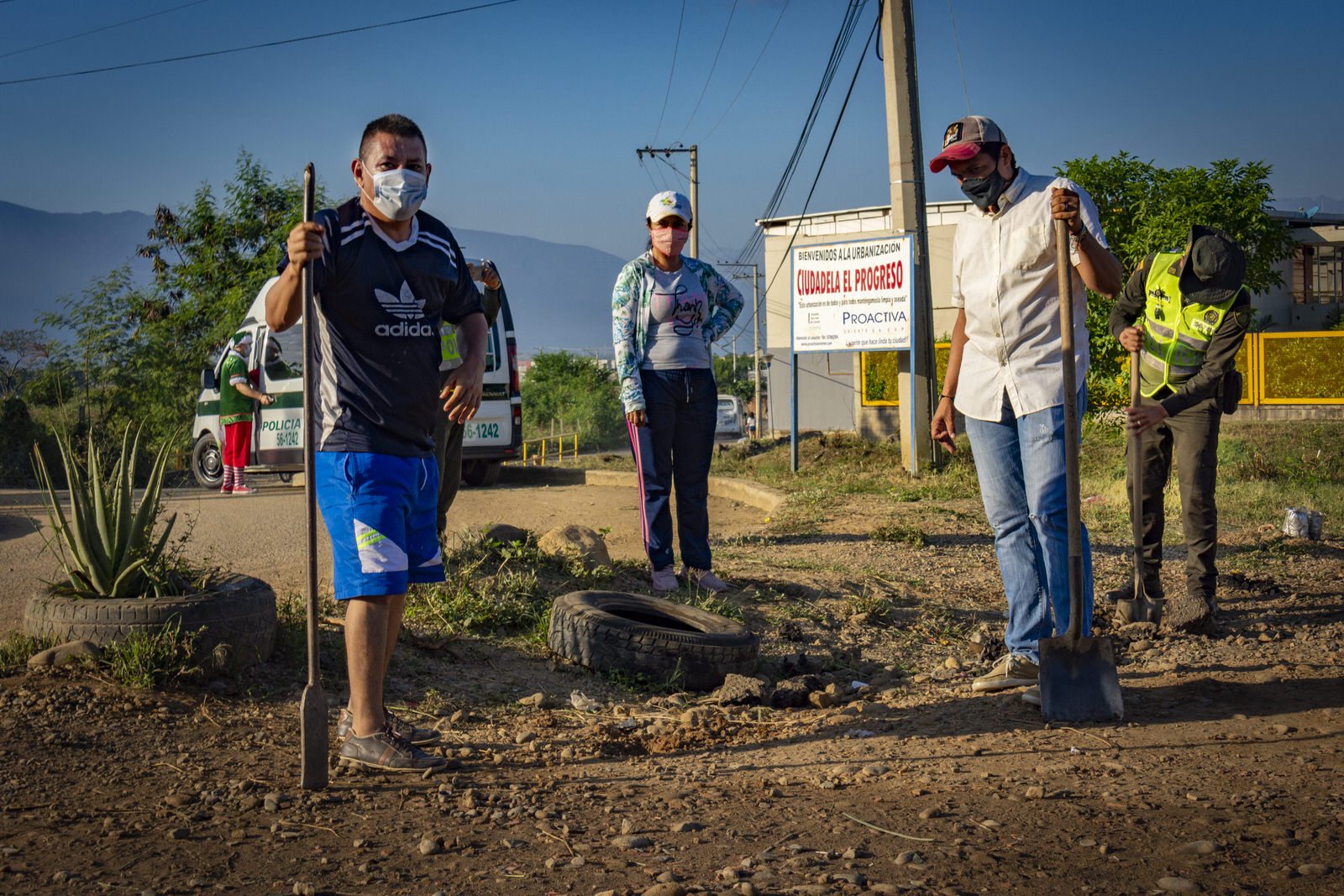 COLOMBIA 2020. Cúcuta municipal tree-planting campaign.

22 December 2020. Ciudadela El Progreso, Cúcuta, Norte de Santander, Colombia. Local residents and police officers stand with shovels and tools at a planting site during the city's "Un voto un 