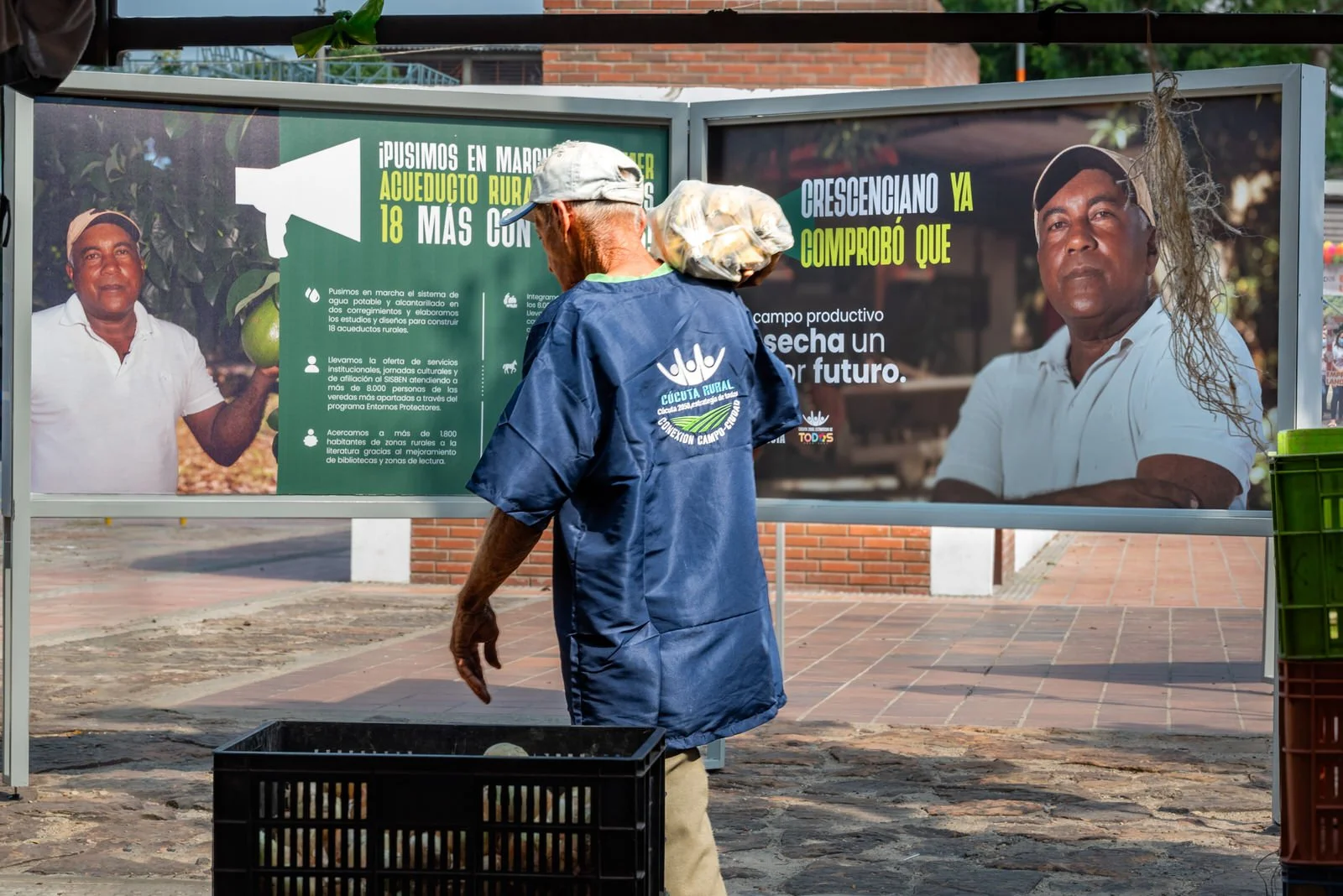 COLOMBIA 2023. Vendor at a public exhibition of the Cúcuta municipal administration.

21 December 2023. Cúcuta, Norte de Santander, Colombia. A vendor wearing a vest from the municipal "Cúcuta Rural, Conexión Campo-Ciudad" programme carries a bag of 