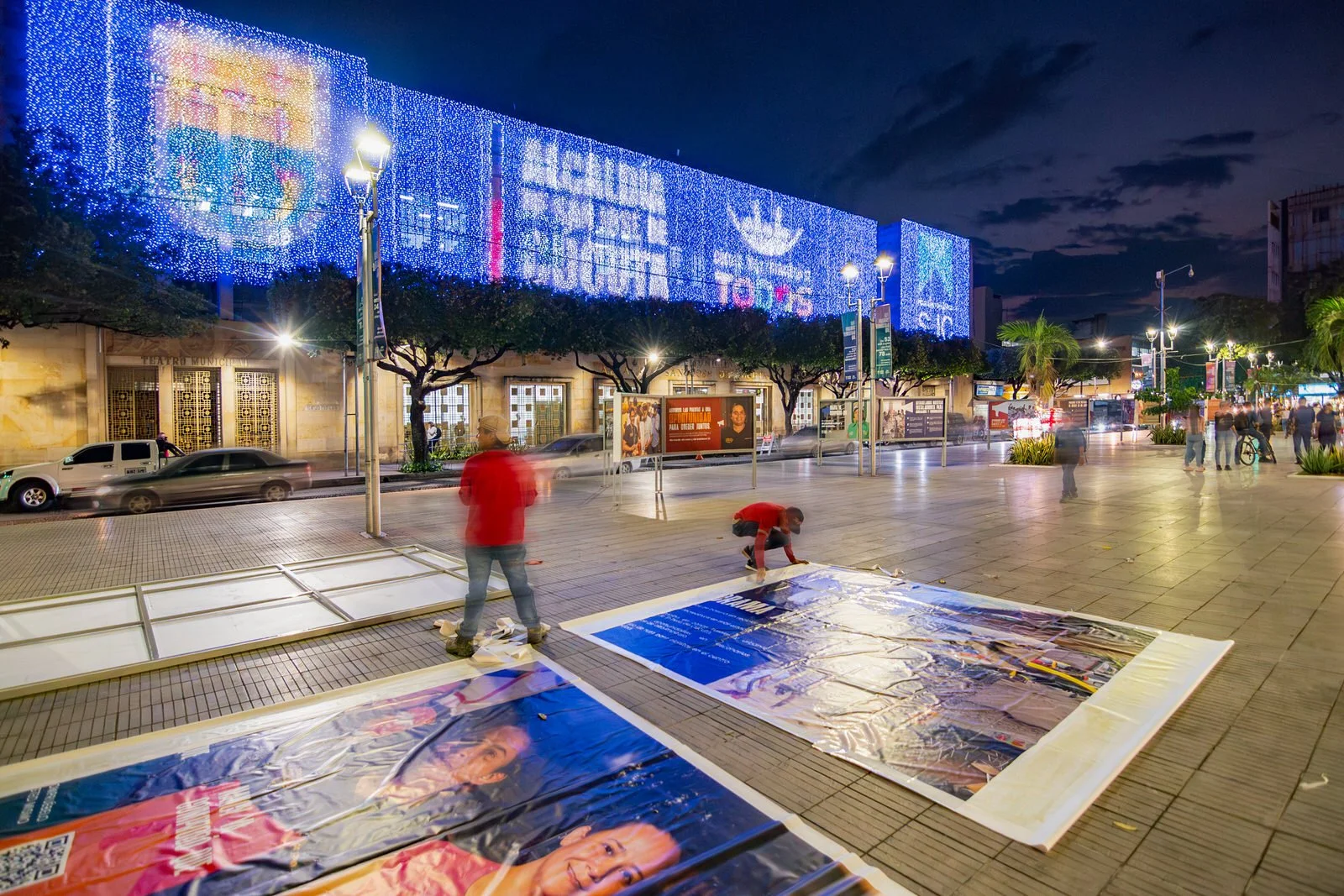 COLOMBIA 2023. Public accountability exhibition of the Cúcuta municipal administration.

21 December 2023. Cúcuta, Norte de Santander, Colombia. Production workers set up large-format display panels for a moving public information campaign on the out