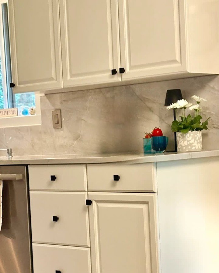 Can you believe these are 25-year-old maple cabinets?
Our team brought new life to these beautiful cabinets with a fine finish that makes them feel brand new again — all on time, on budget, and with care every step of the way.
π¬ Thought abou