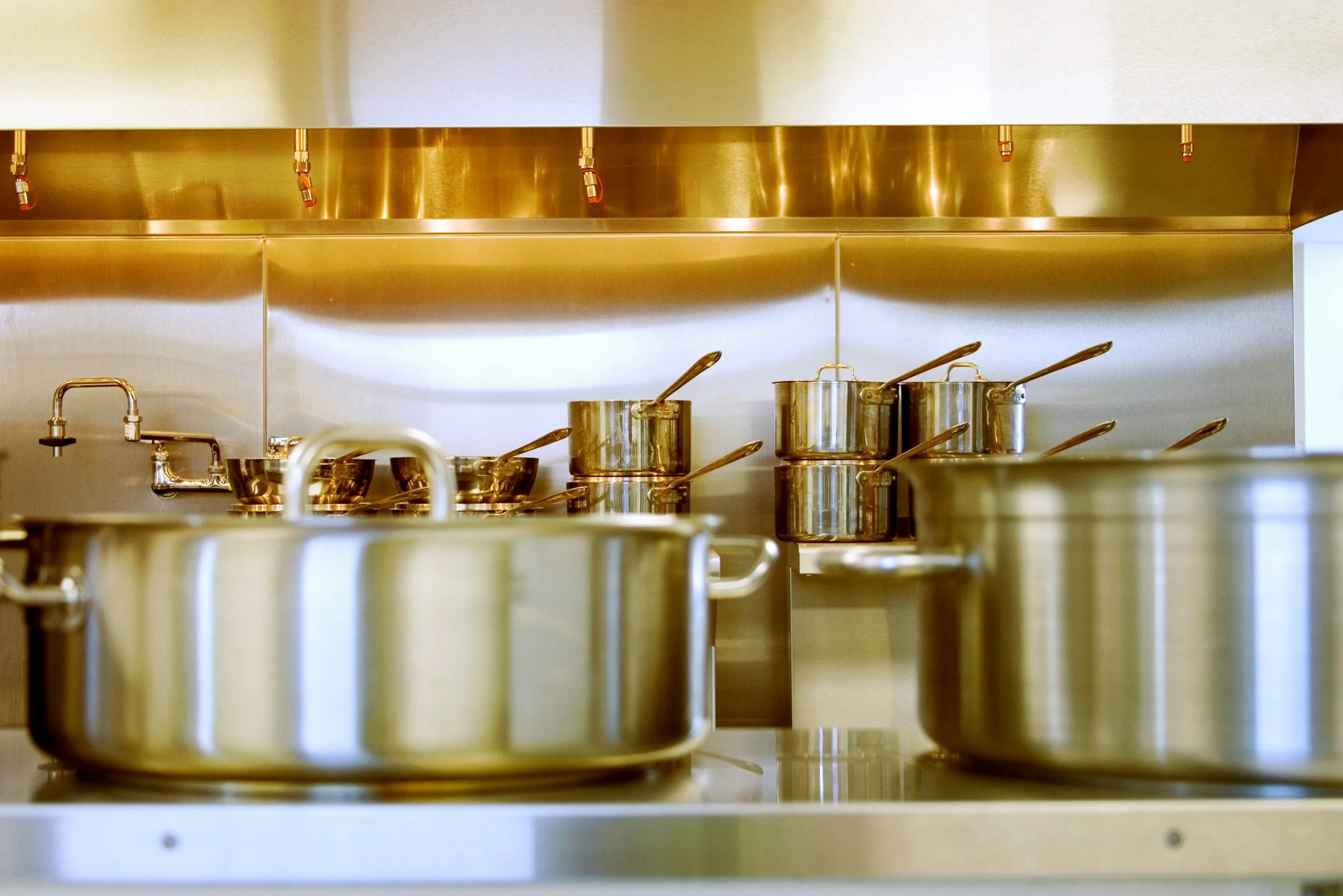Pourquoi choisir l’inox en cuisine ? Le guide complet pour s’équiper sans polluer