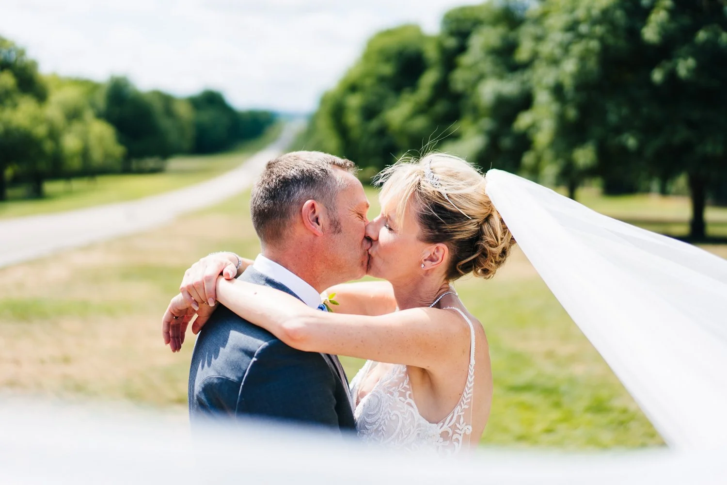 windsor-guildhall-wedding-couple-kissing-on-the-great-walk.jpg