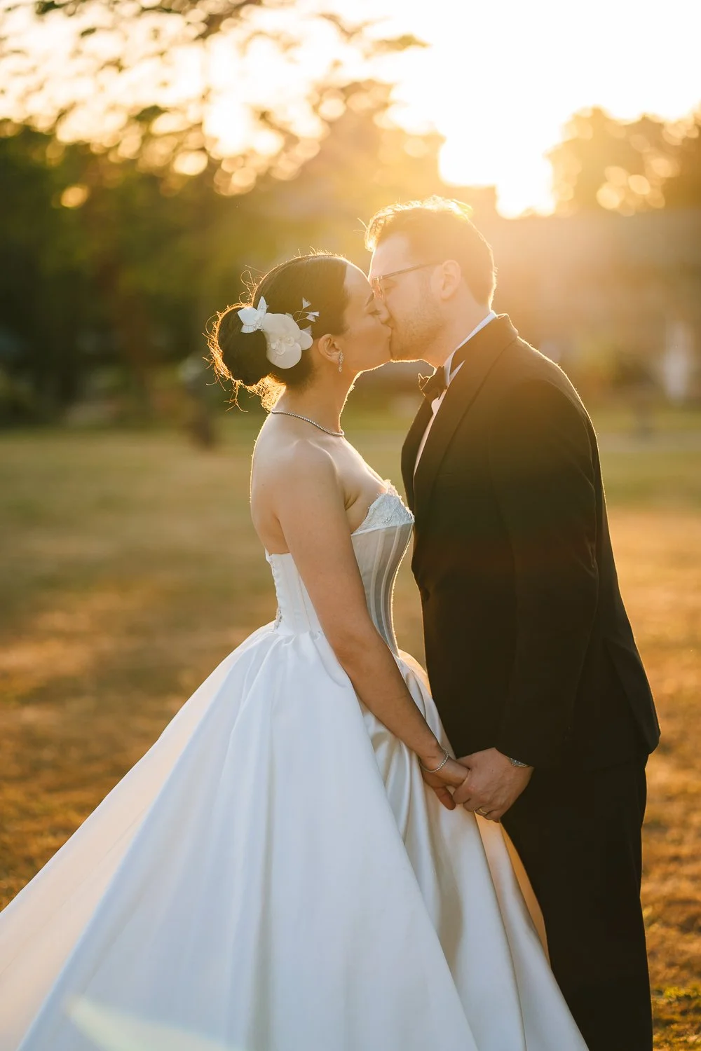wasing-park-wedding-couple-kissing-during-golden-hour.jpg