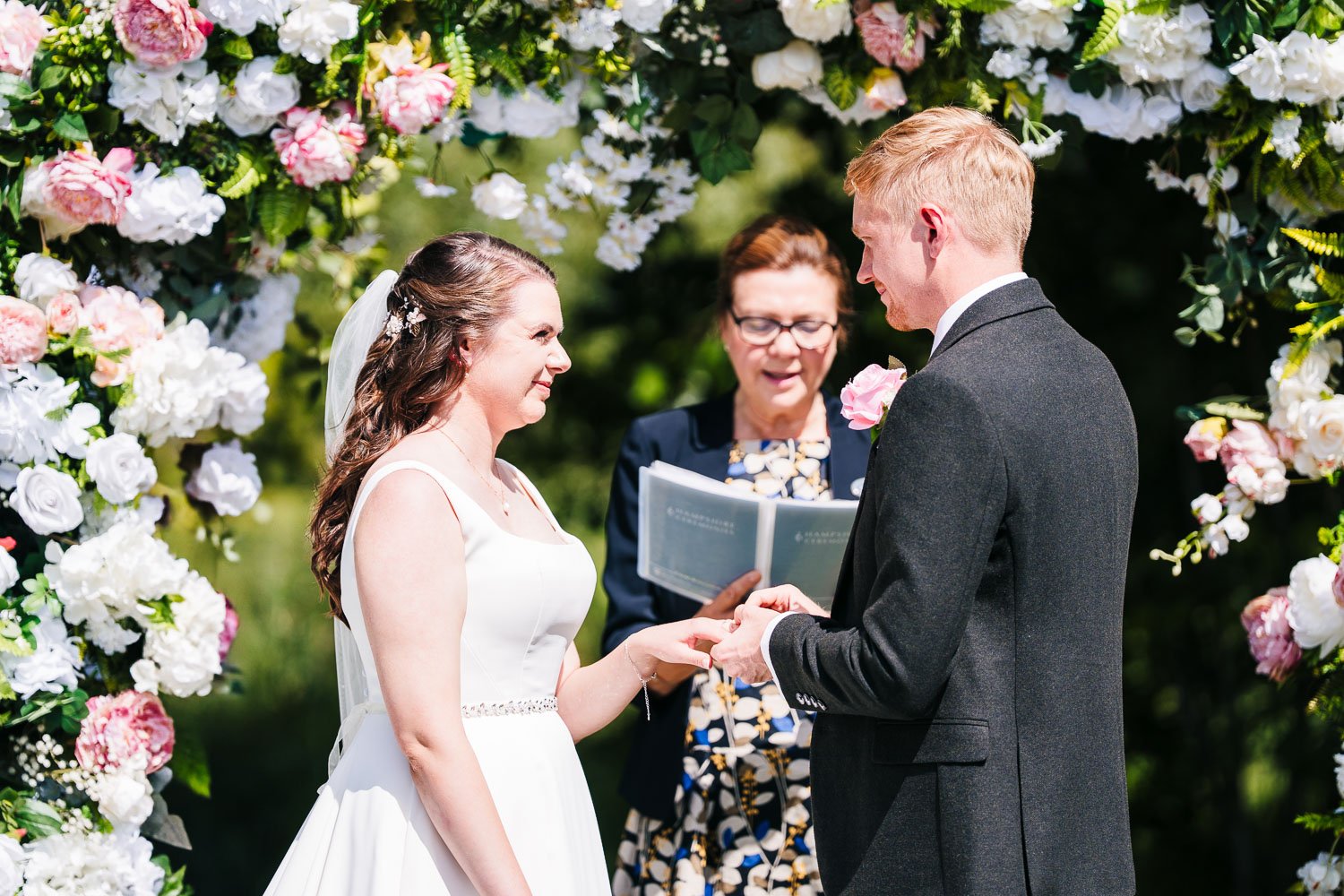 hampshire-wedding-exchange-of-rings.jpg