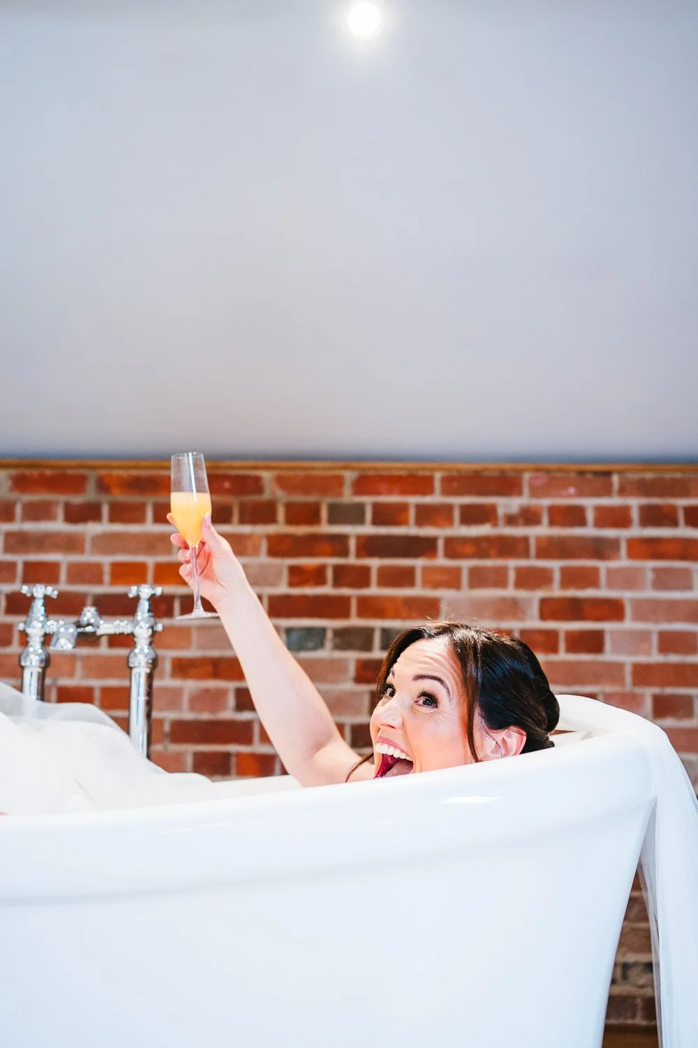 berkshire-wedding-bride-in-the-bath.jpg