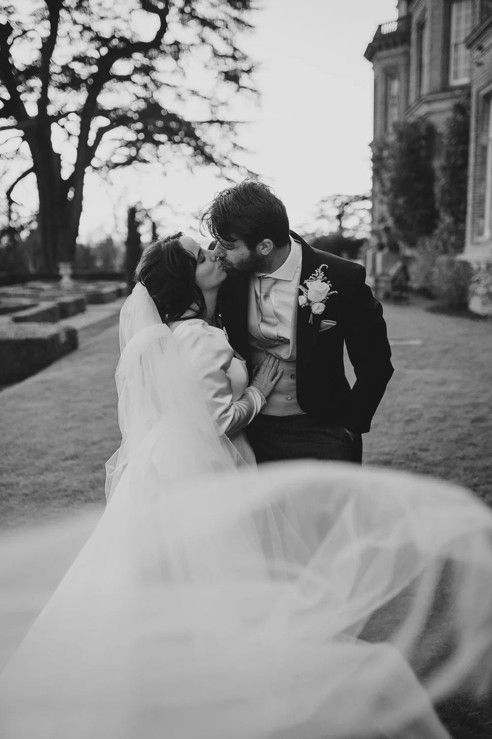 maidenhead-wedding-couple-kiss.jpg